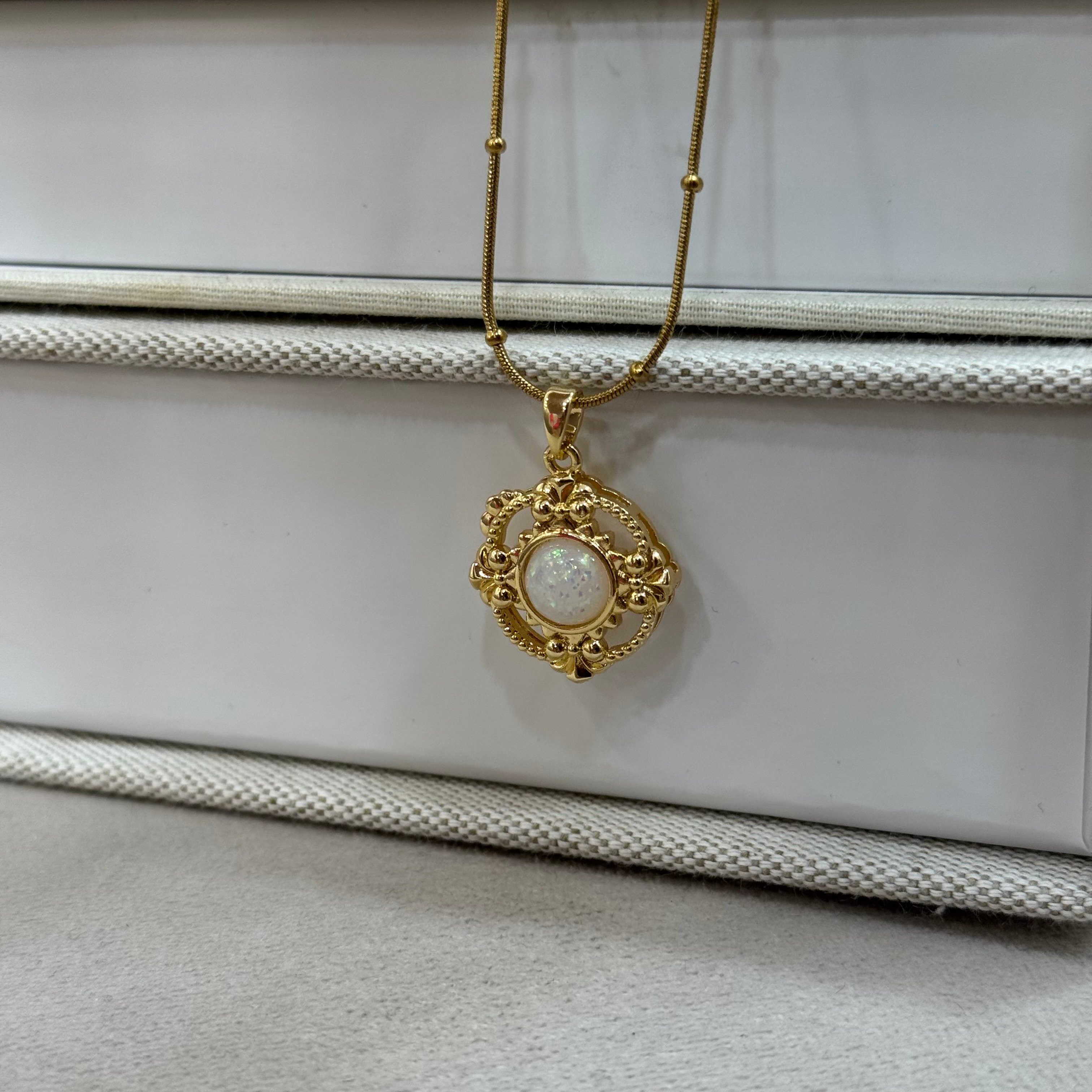 Çelik Zincir Vintage Opal Figür Kolye