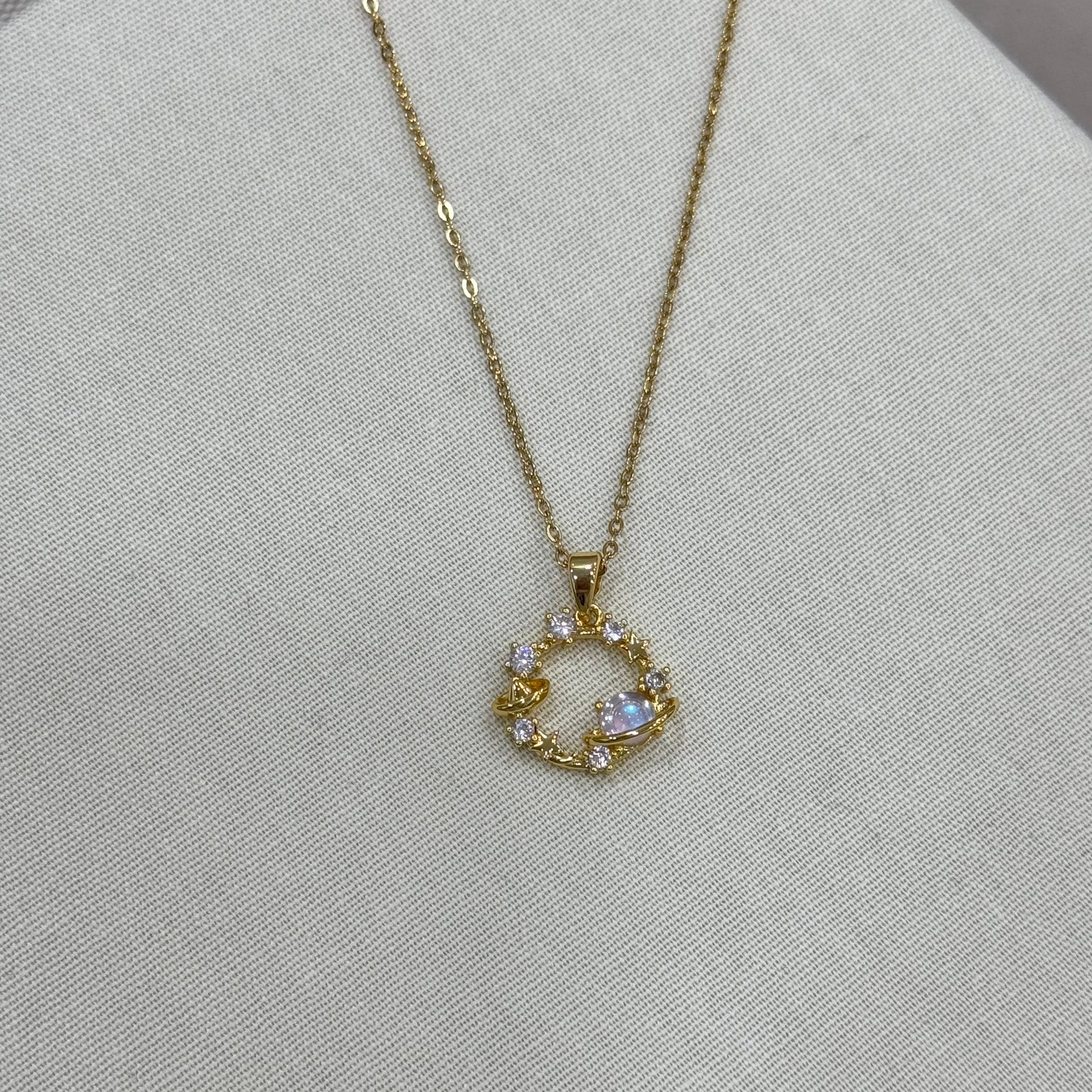 Çelik Opal Taşlı Saturn Figür Kolye