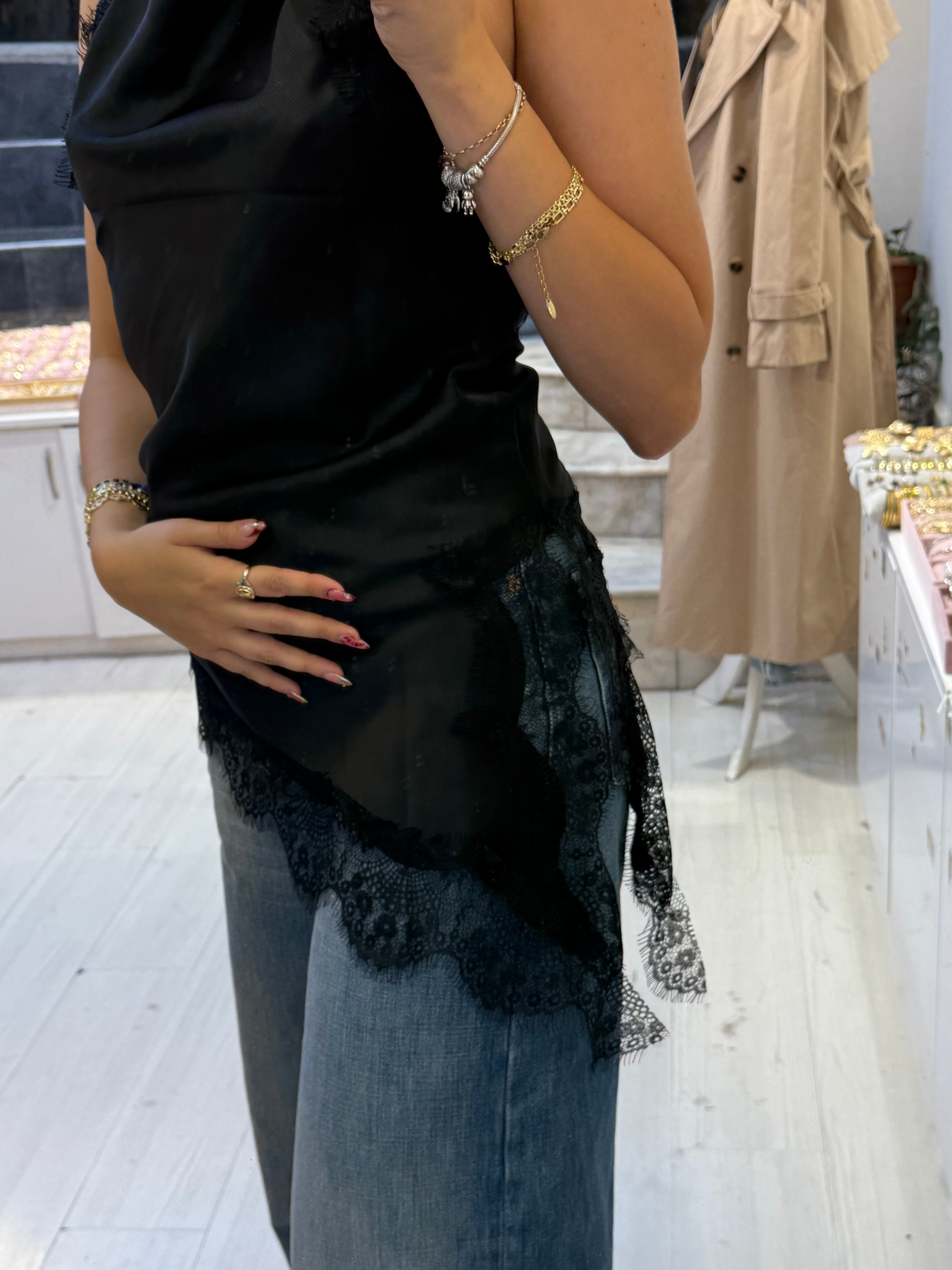 Saten Kenarı Dantel Detaylı Muadil Bluz