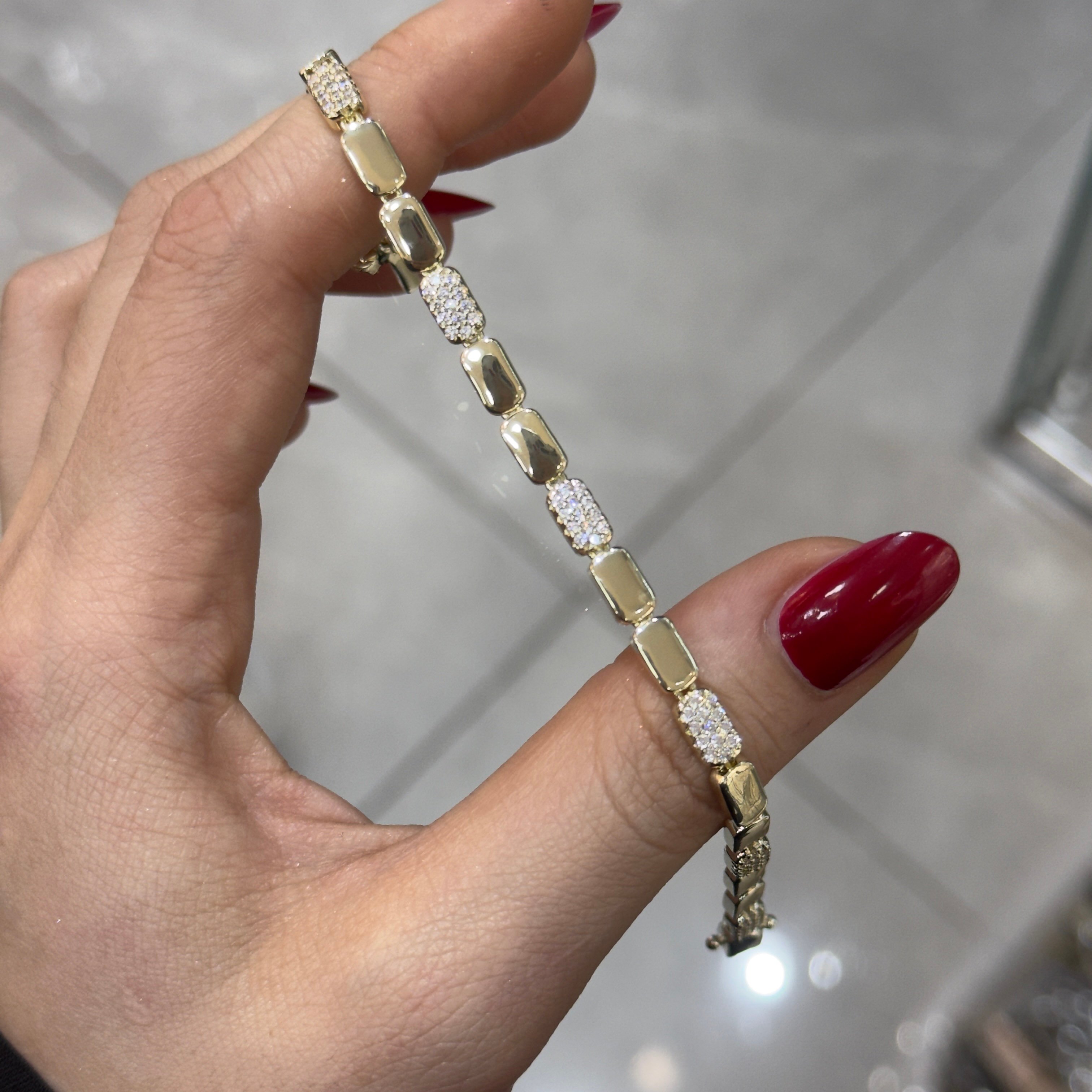 Premium İthal Gold Zirkon ve Plaka İşçilikli Darlene Bileklik
