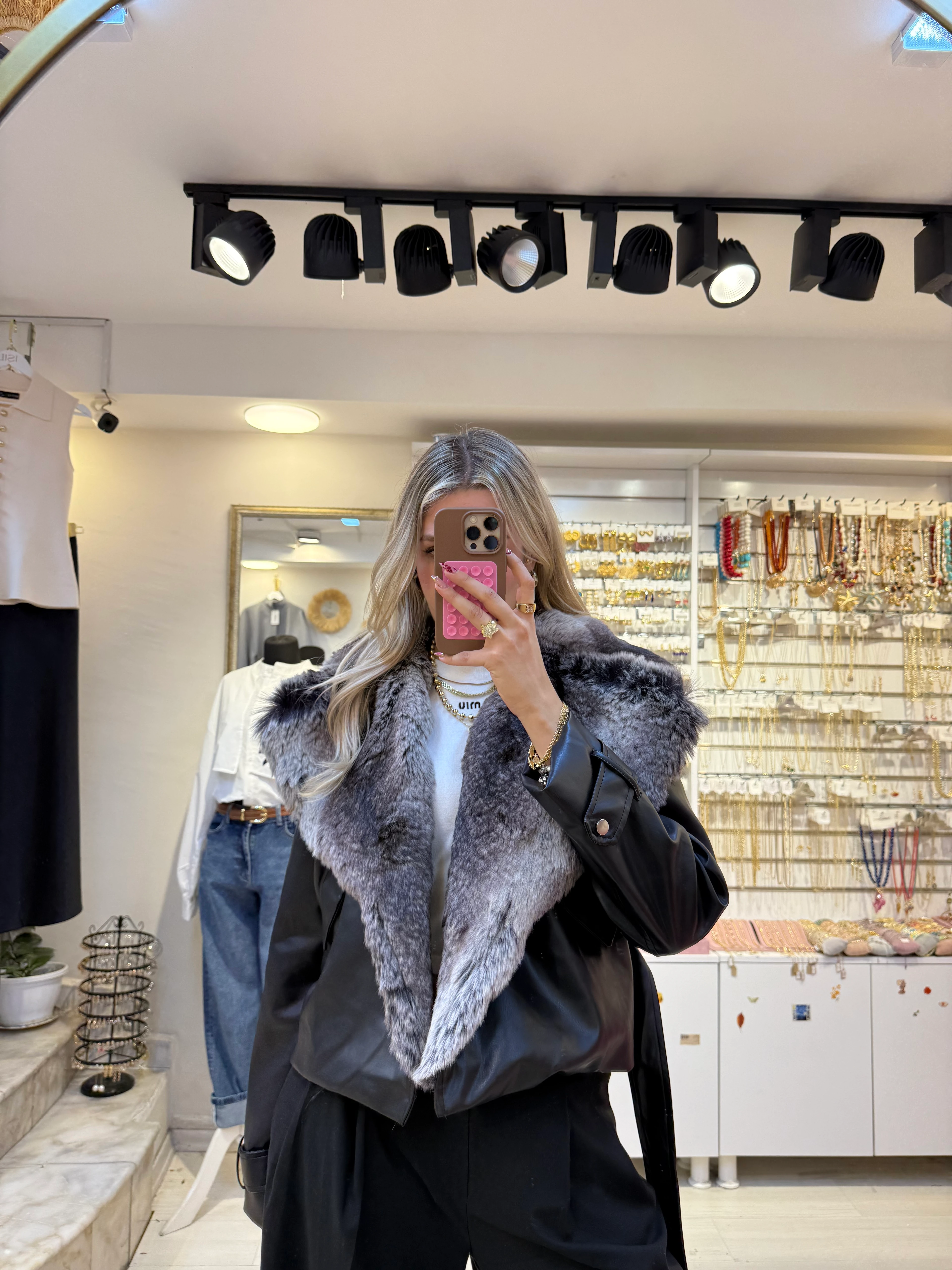 Yakası Kürklü Kuşaklı Yumuşak Deri Mont