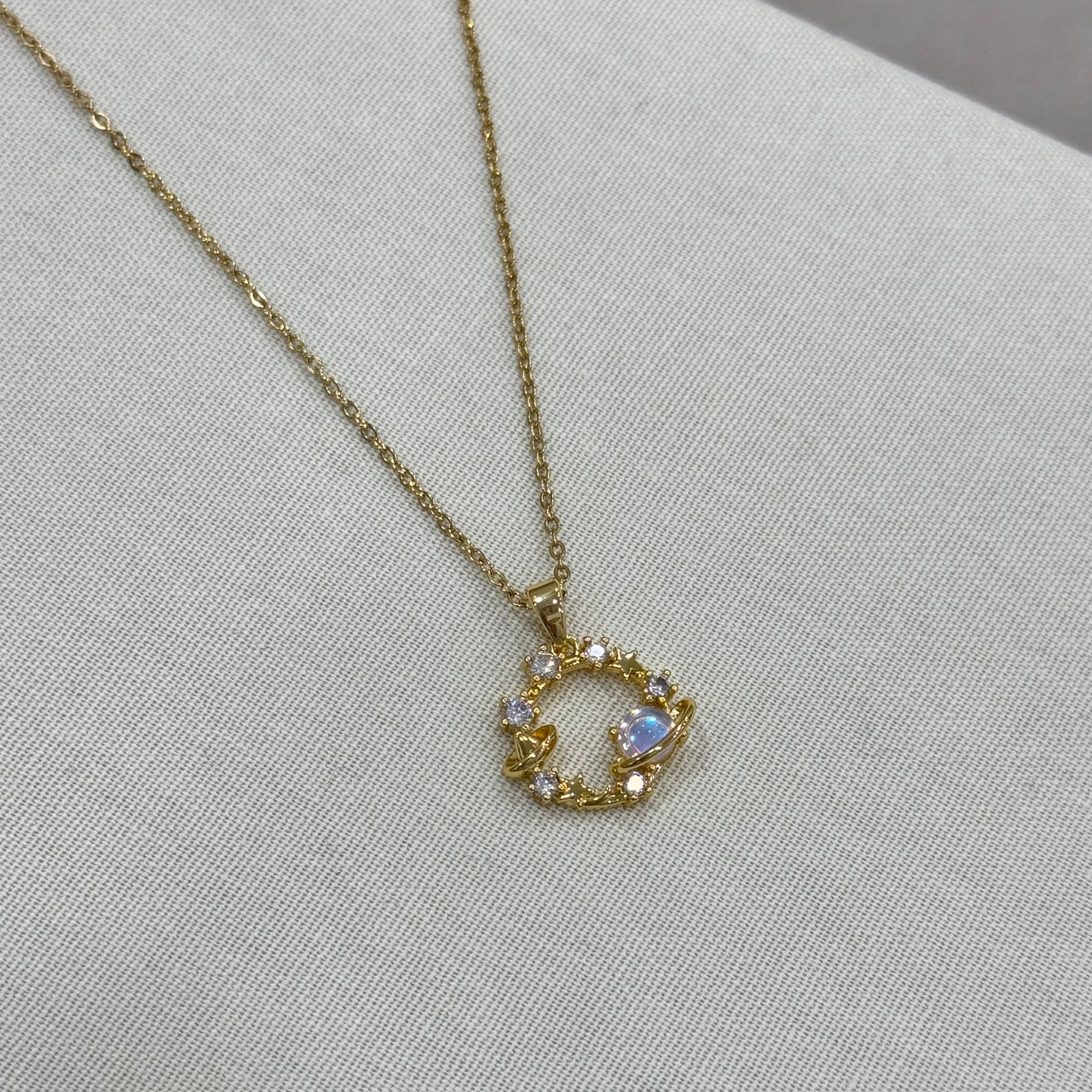 Çelik Opal Taşlı Saturn Figür Kolye