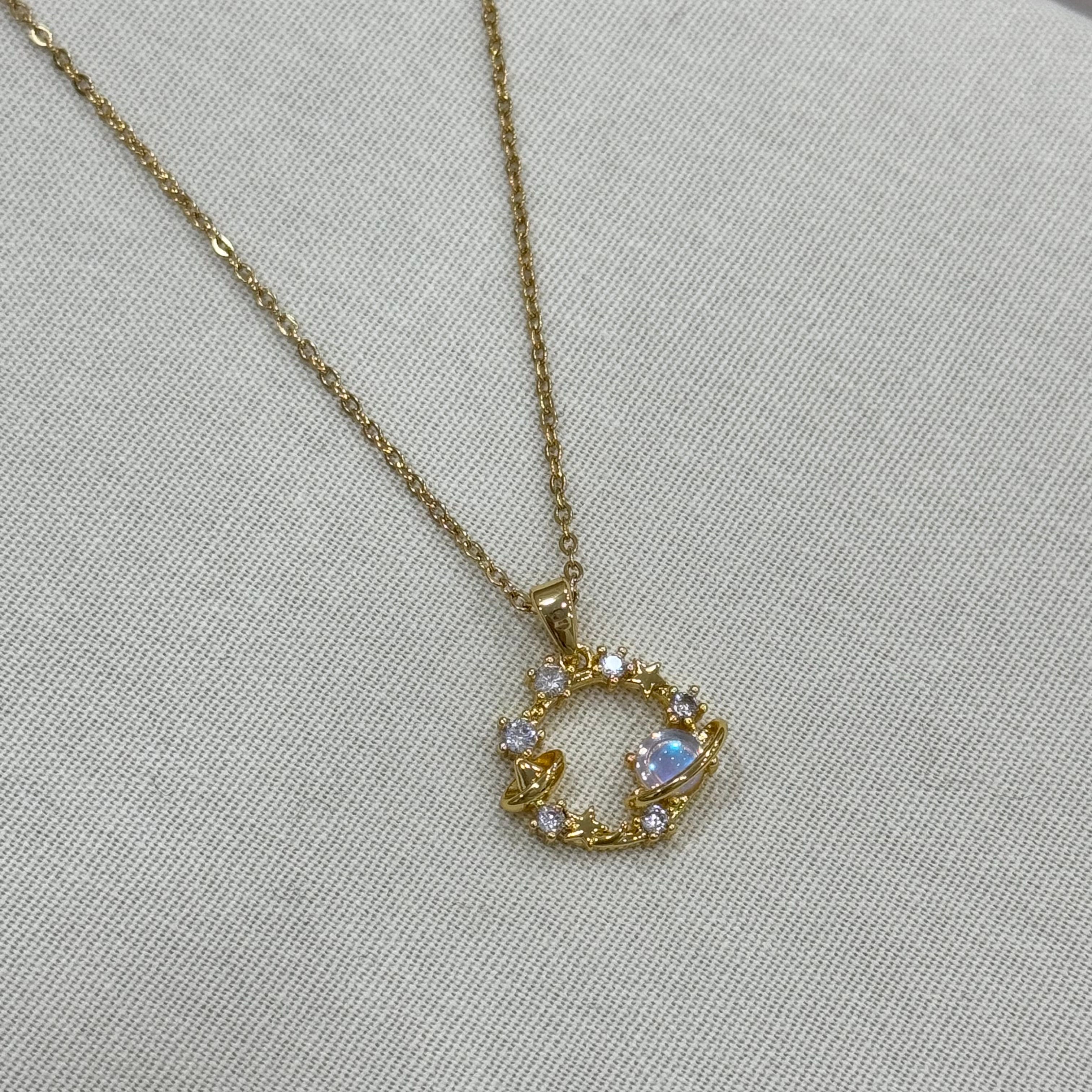 Çelik Opal Taşlı Saturn Figür Kolye