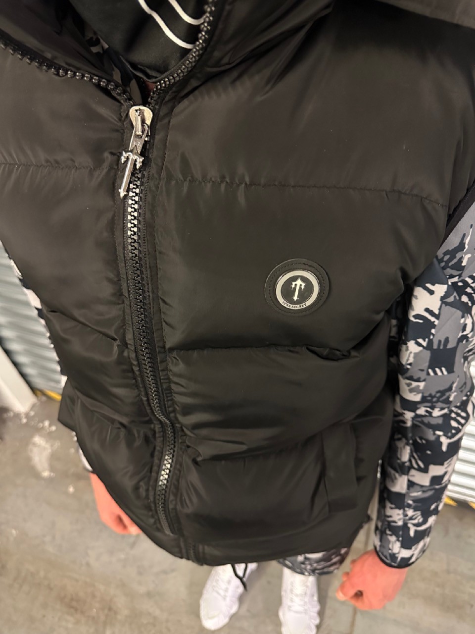Puffer Black Silver Logo Yelek