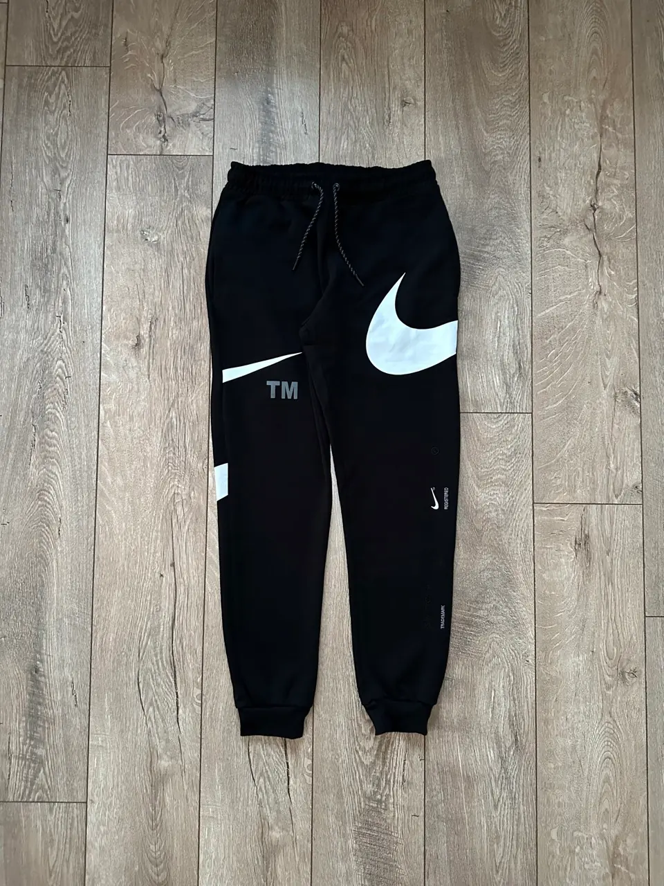 Swoosh Trademark Siyah/Beyaz Eşofman Takımı · 9