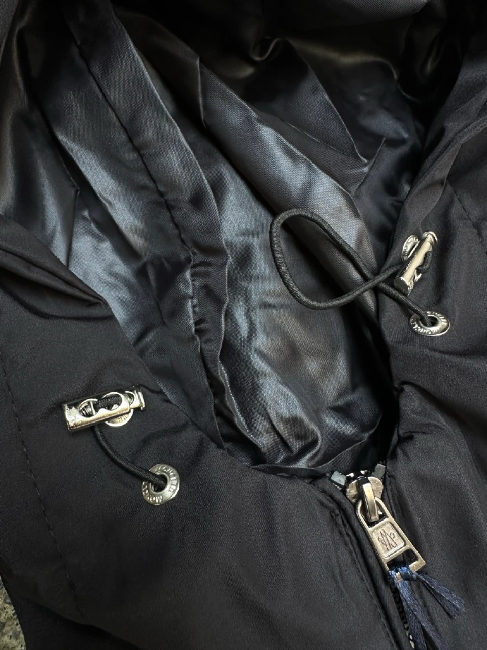 Kapüşonlu Kolda Logo Detaylı Ceket