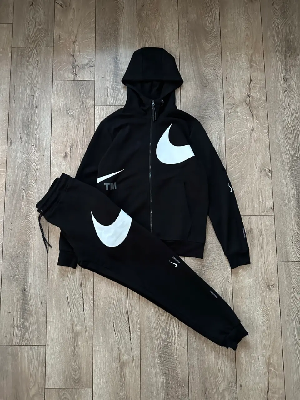 Swoosh Trademark Siyah/Beyaz Eşofman Takımı · 7