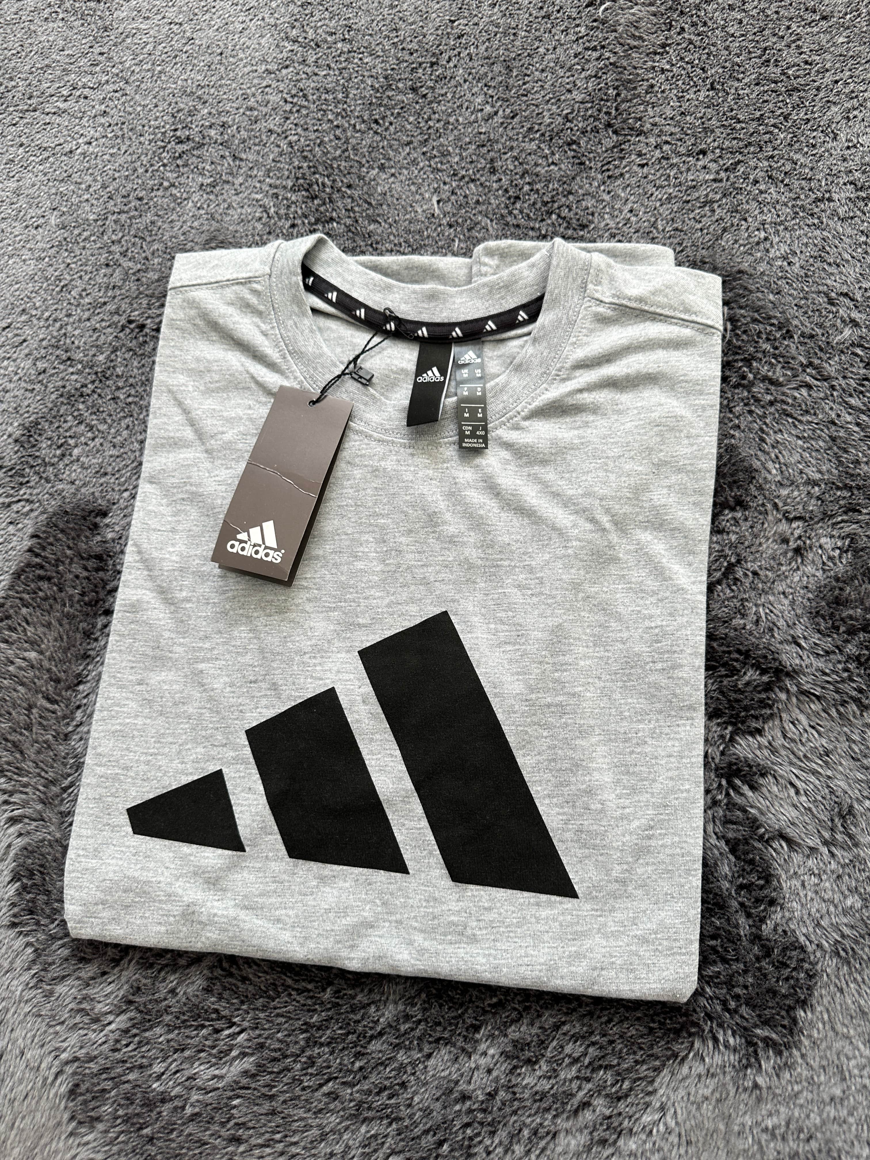 Essentials Feelready Dolu Logo Tişört