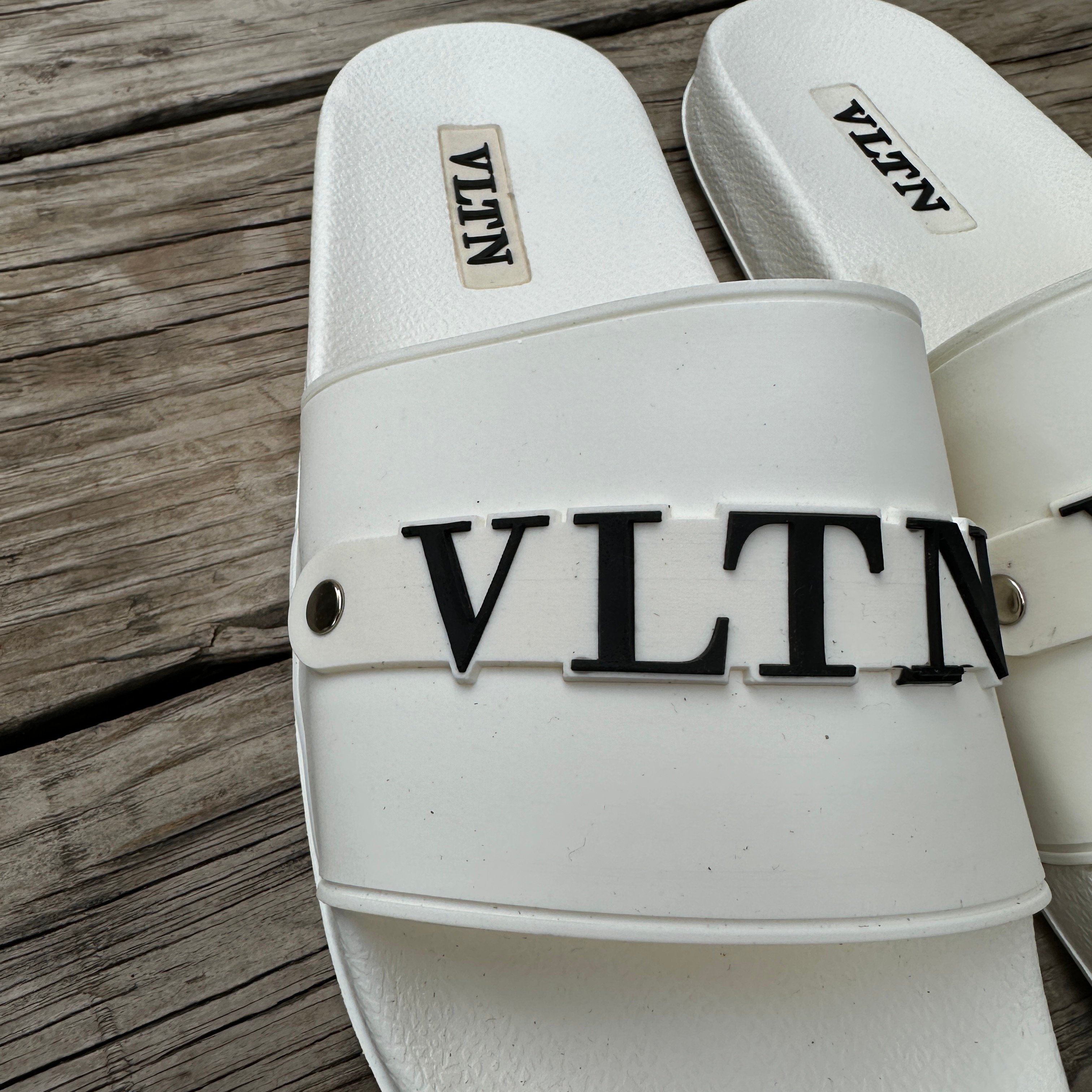 VLTN Kabartma Logolu Erkek Terlik