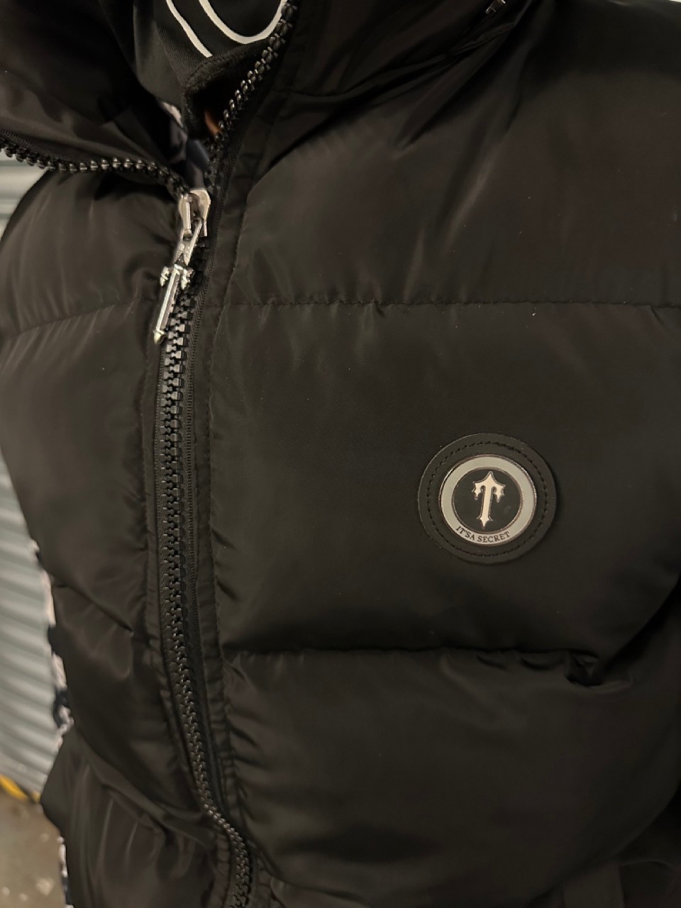 Puffer Black Silver Logo Yelek