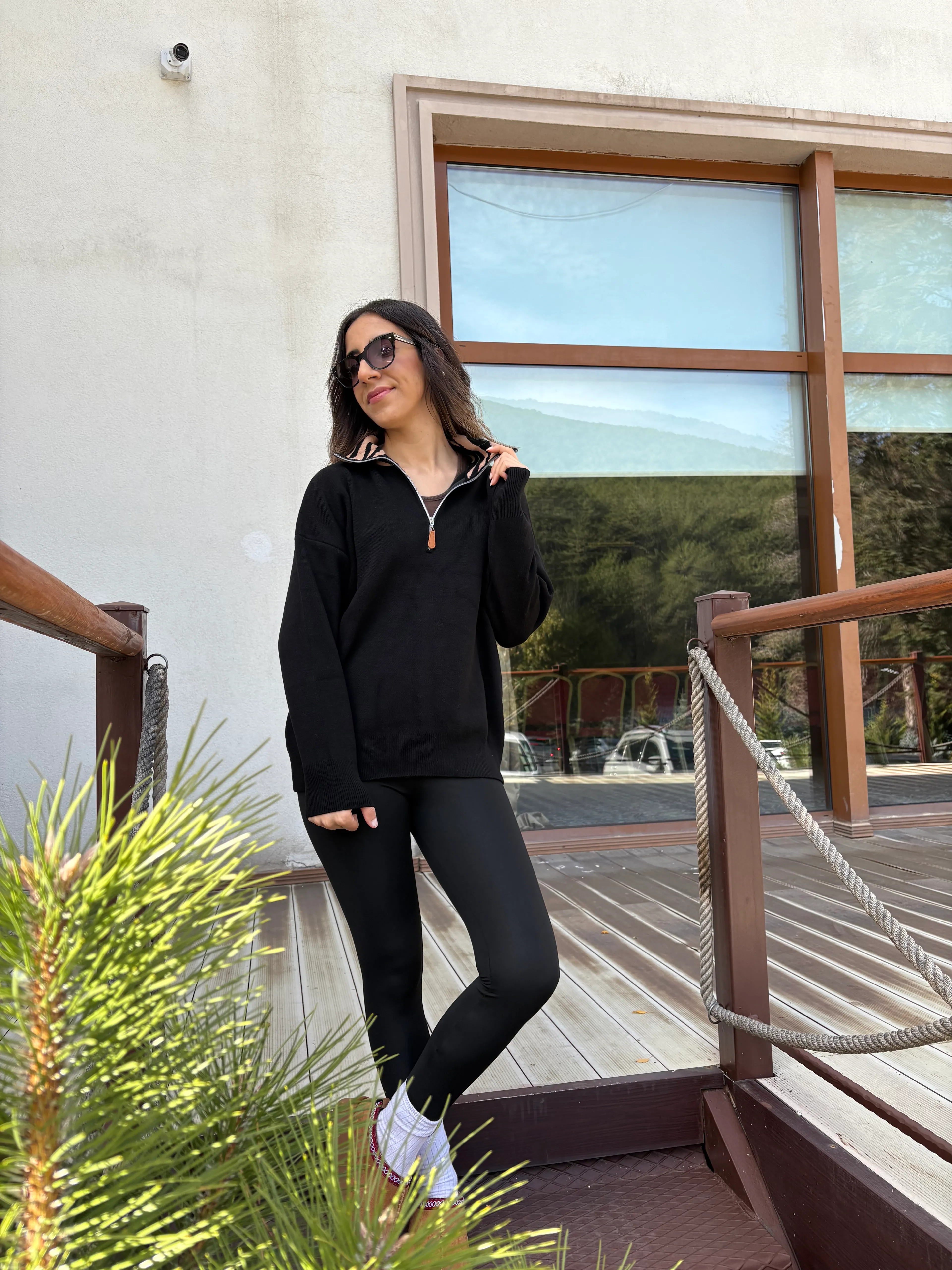 Dik Yaka Fermuarlı Siyah Kazak