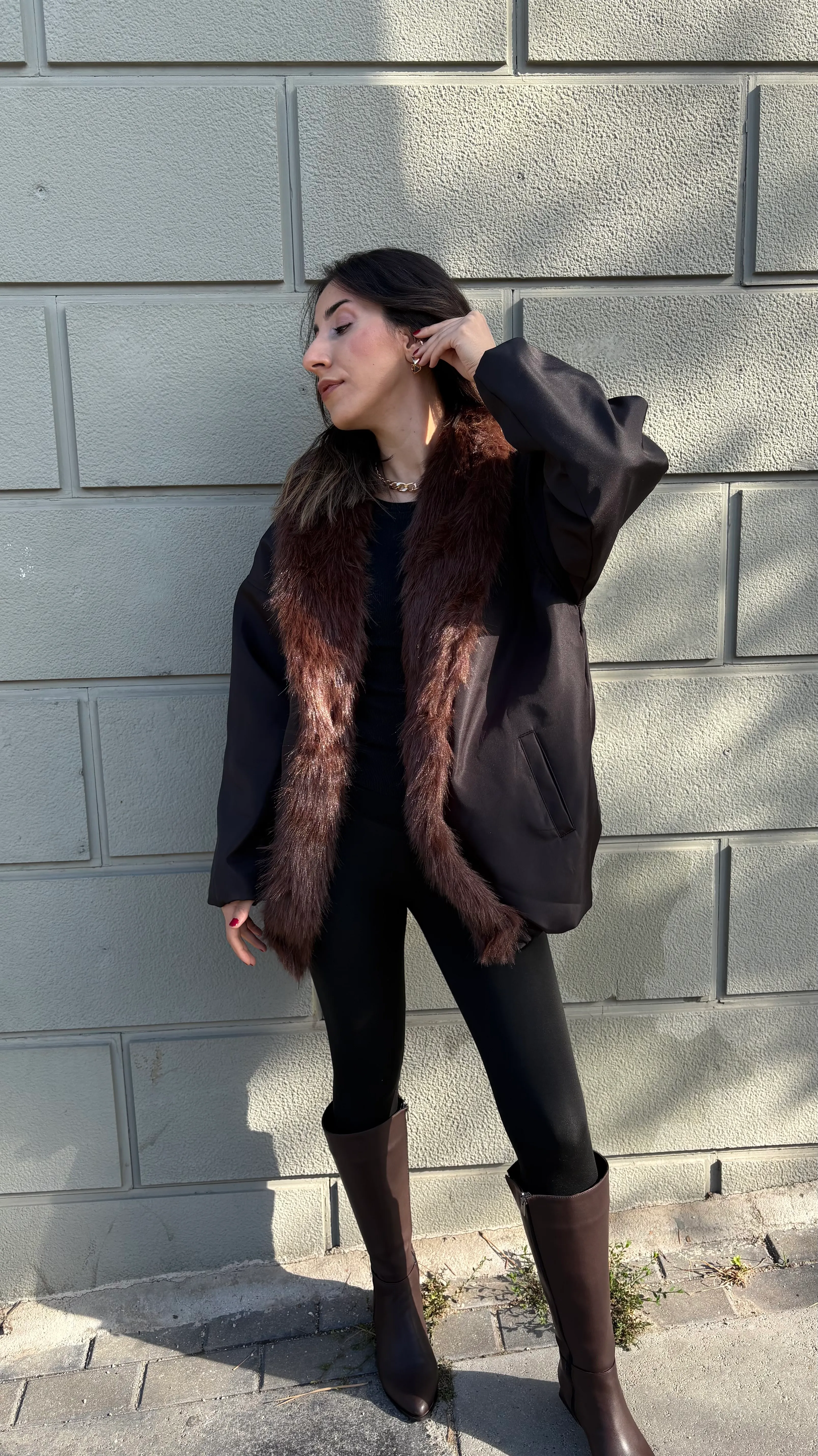 Yakası Kürklü Siyah Mont 