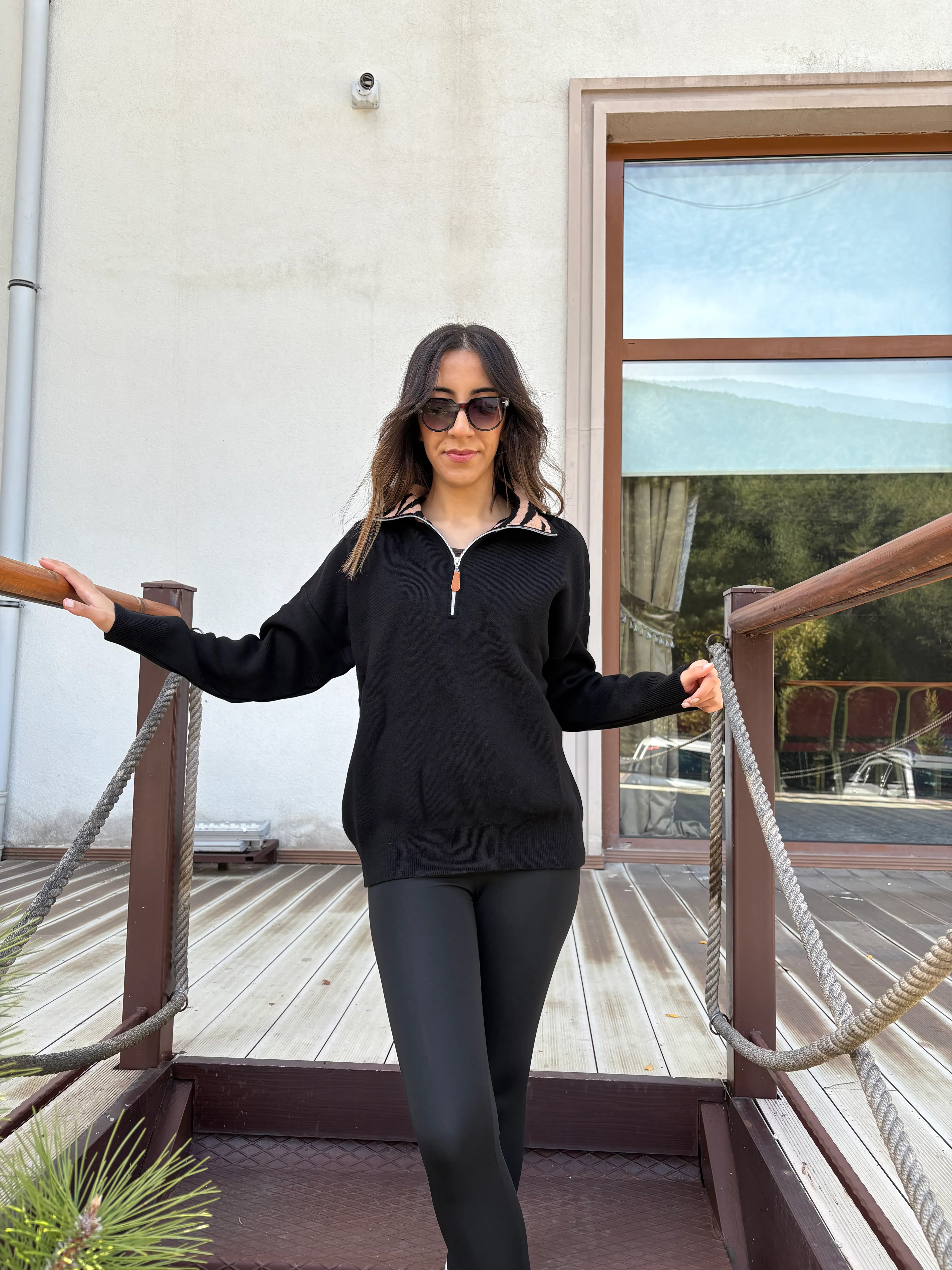 Dik Yaka Fermuarlı Siyah Kazak