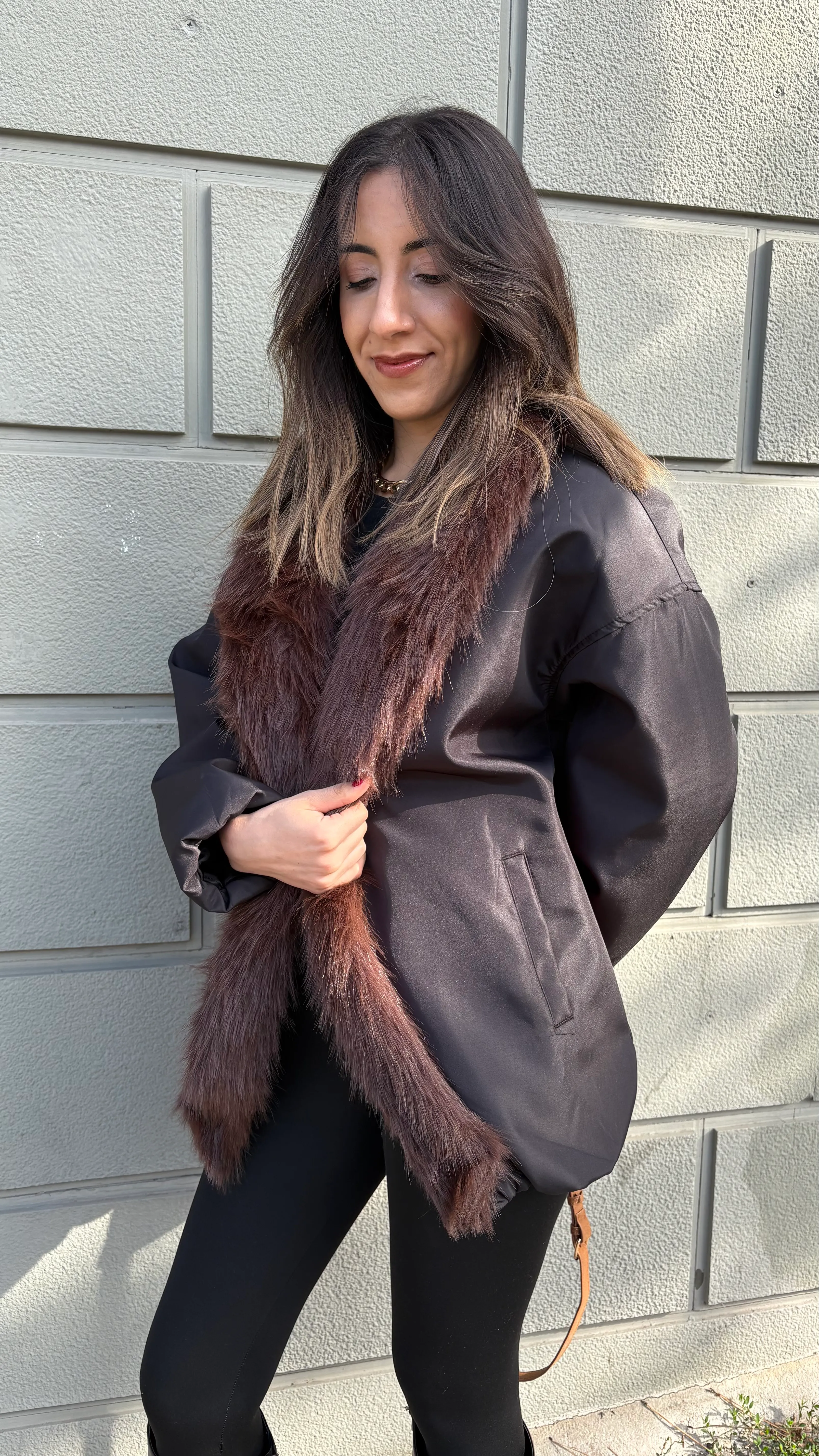 Yakası Kürklü Siyah Mont 