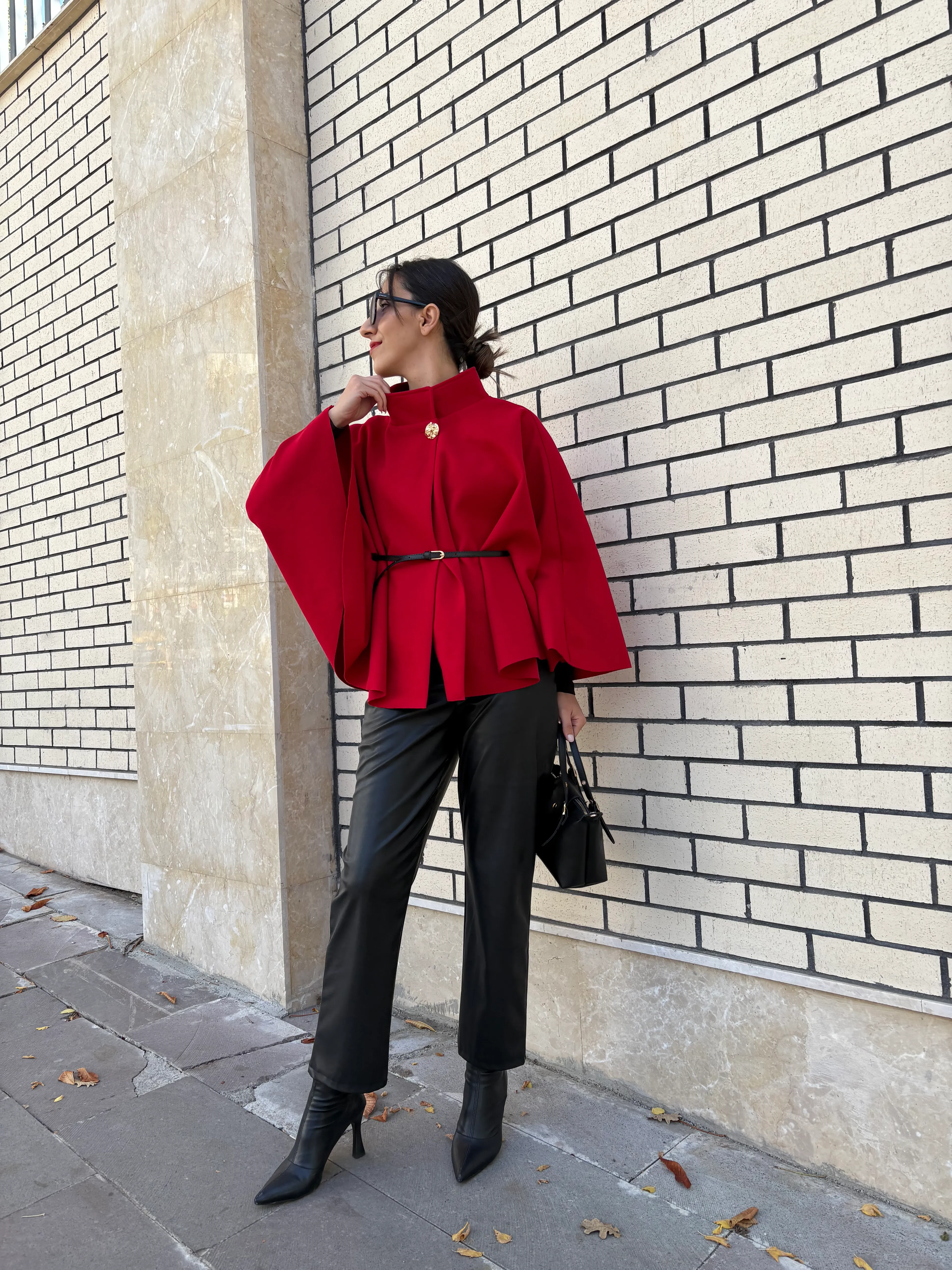 Dik Yaka Kemerli Kırmızı Panço