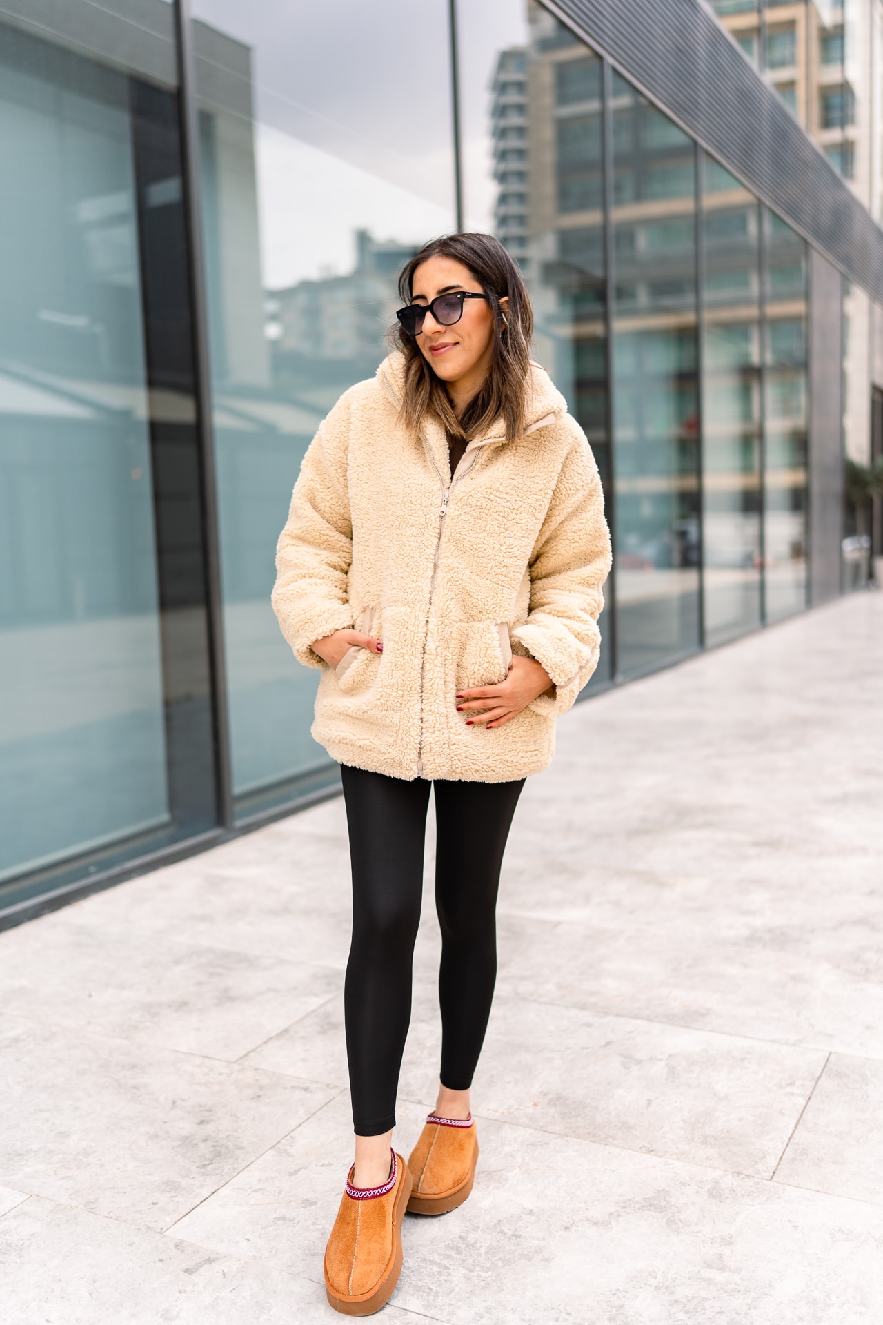 Dik Yaka Peluş Krem Mont