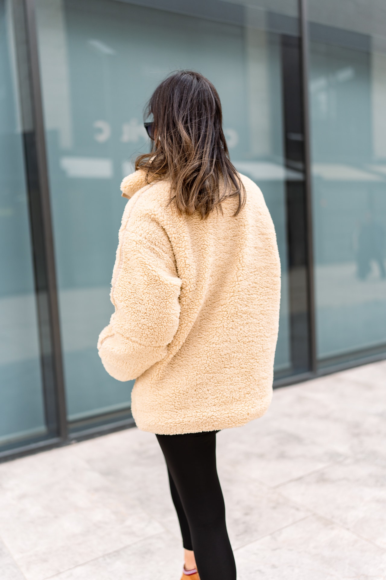 Dik Yaka Peluş Krem Mont