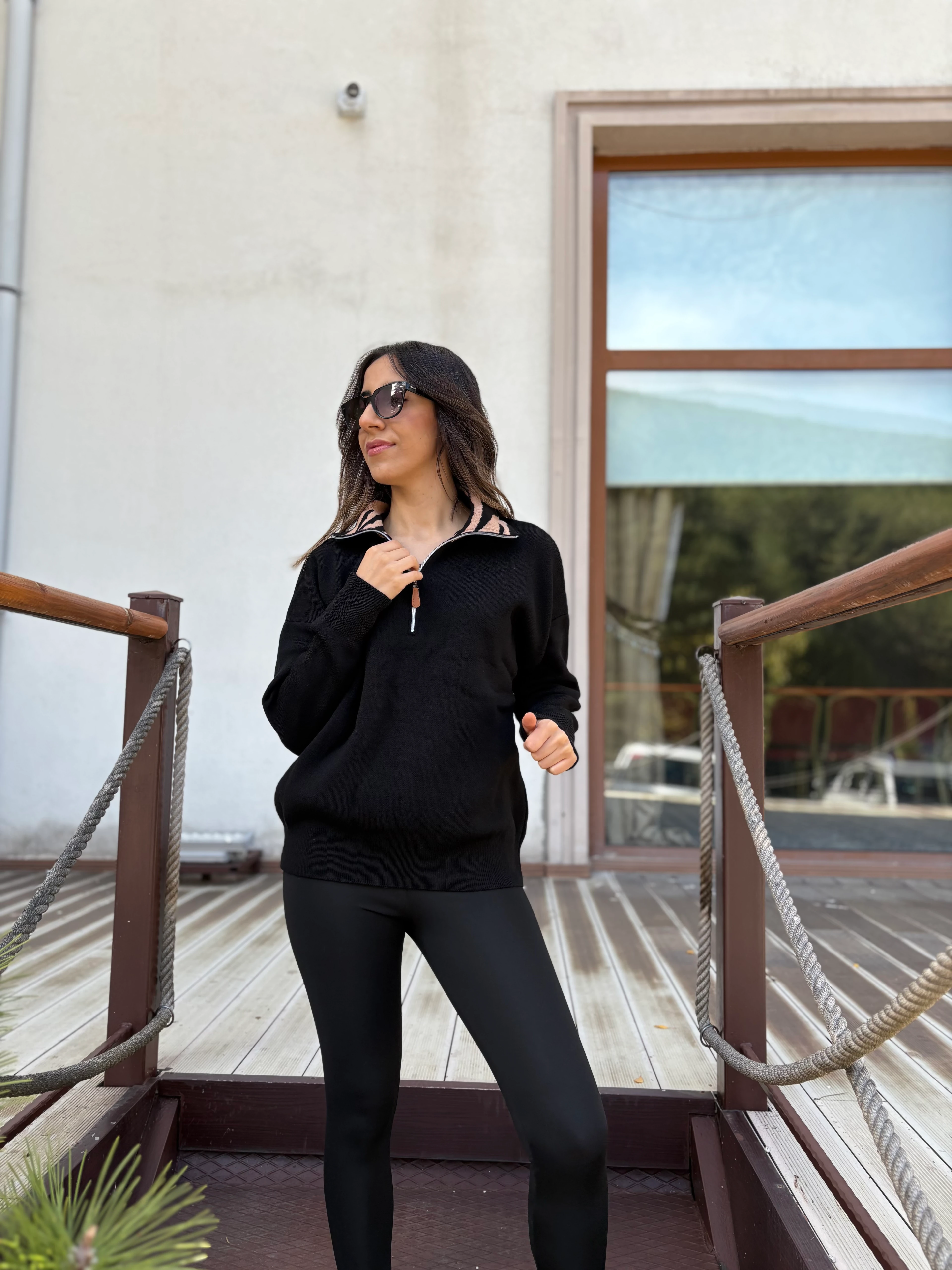 Dik Yaka Fermuarlı Siyah Kazak