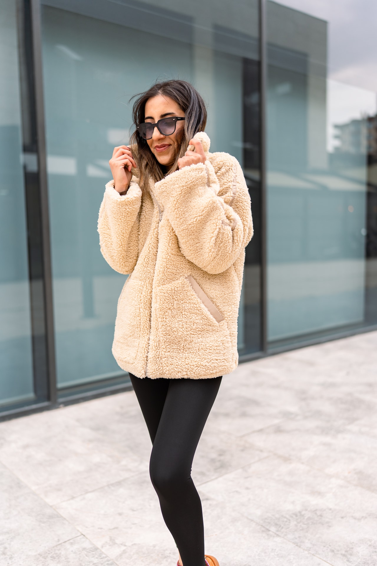 Dik Yaka Peluş Krem Mont