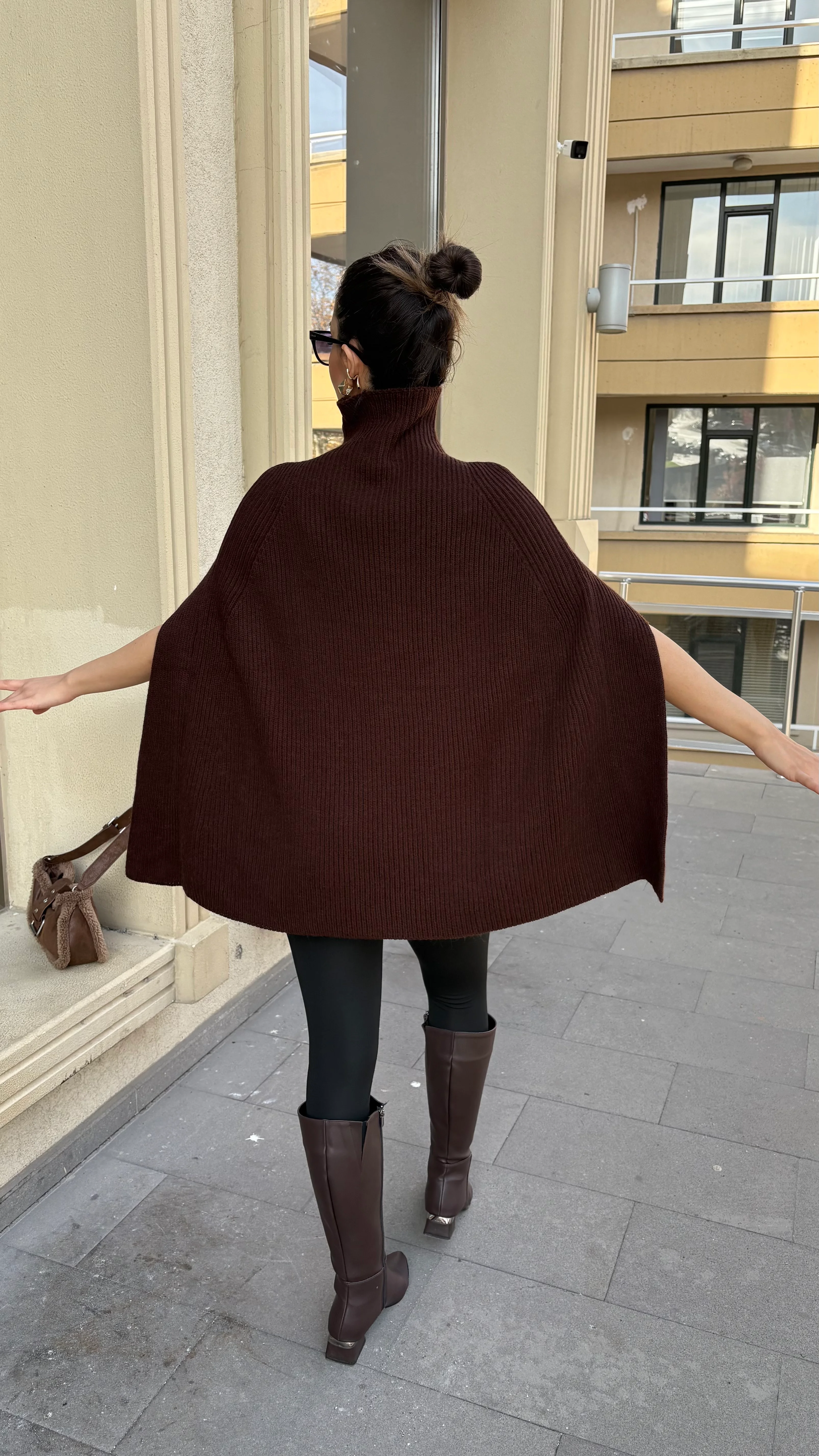 Kahverengi Balıkçı Yaka Pelerin Kazak 