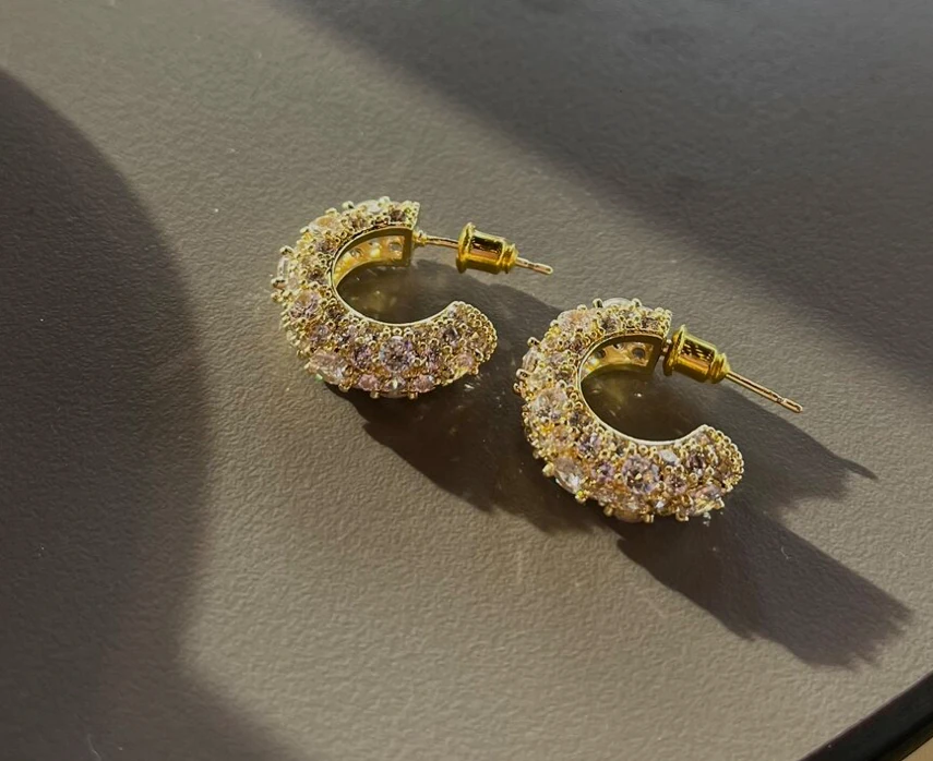 Altın Tonlu Pembe & Beyaz Taşlı Halka Küpe – Çoklu Taşlı Işıltılı Tasarım