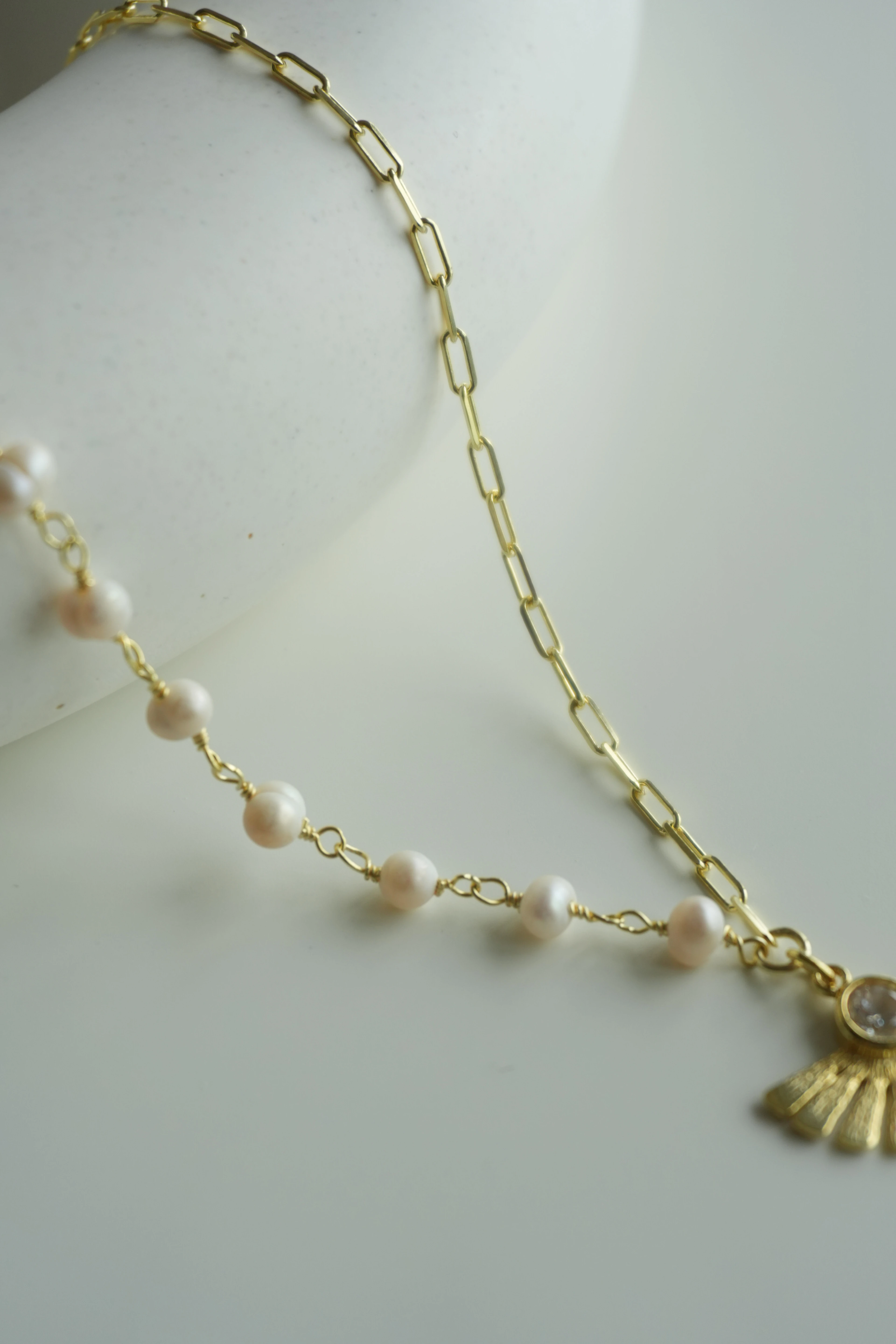 Yarısı İncili Zincirli Yelpaze Kolye | 925 Ayar Gümüş