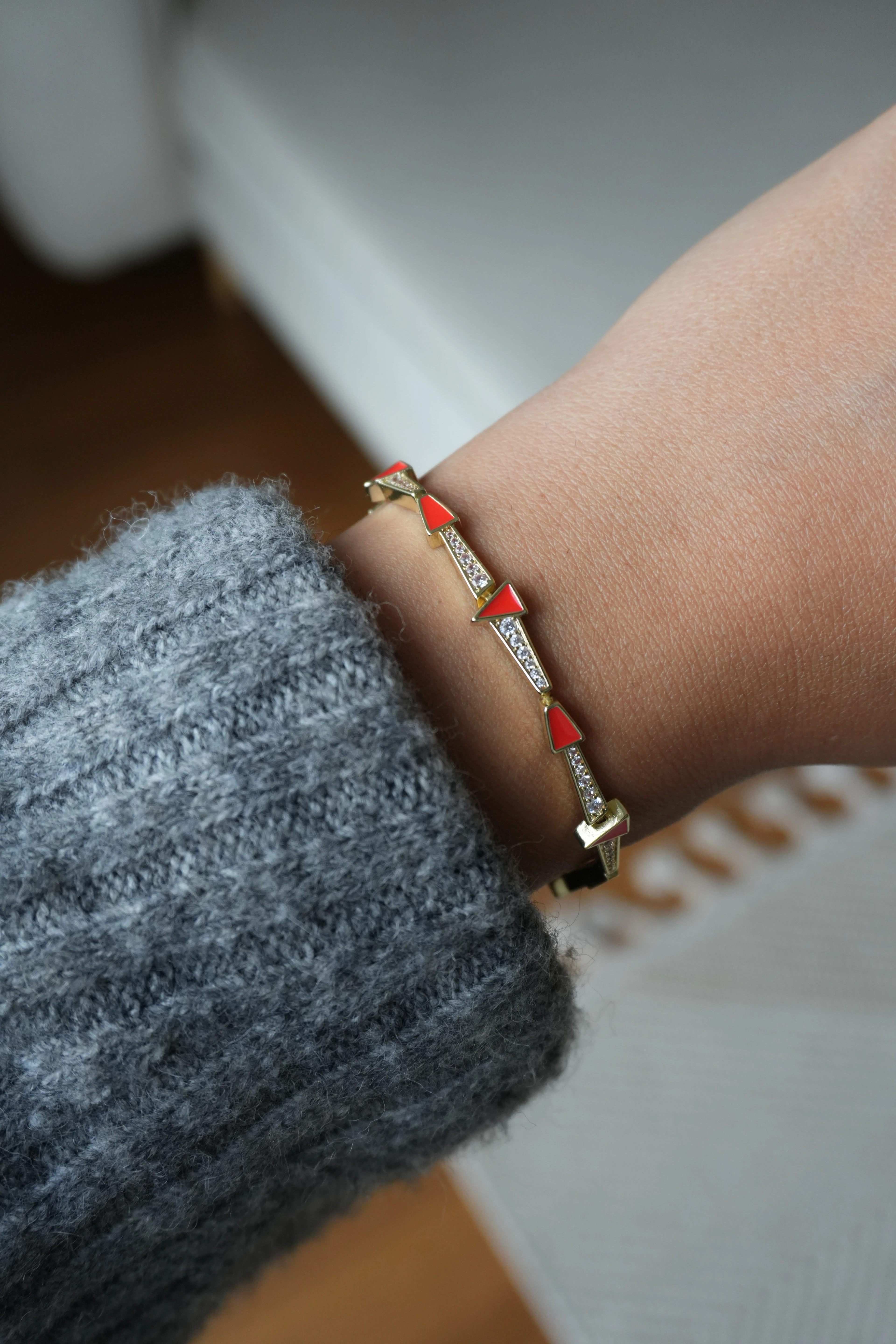 Üçgen Taşlı Bileklik | VIP - KIRMIZI