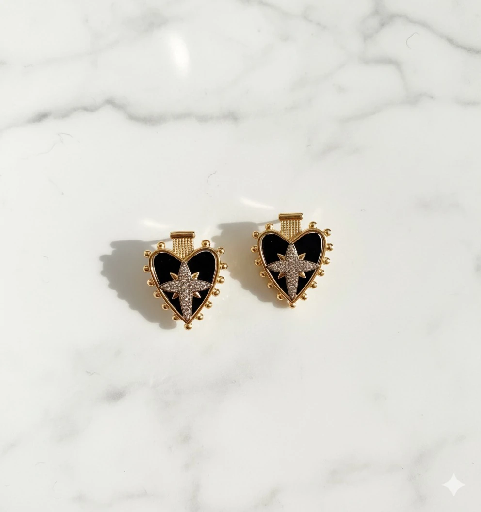 Siyah Mineli Beyaz Taşlı Küpe – Siyah Yıldız ve Kalp Detaylı, Altın Ton