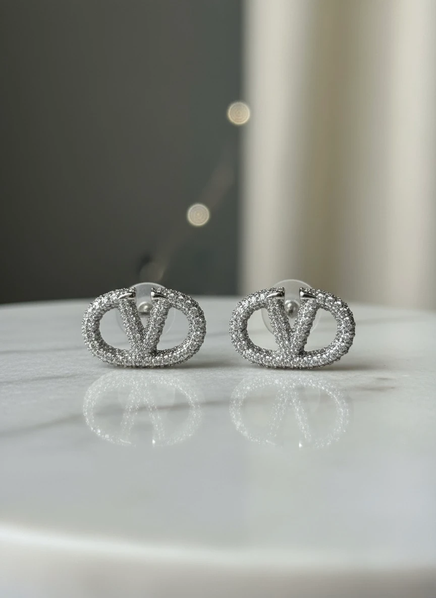 Pave Taşlı V Logolu Gümüş Renk Küpe – Oval Çerçeveli Zirkon Taşlı