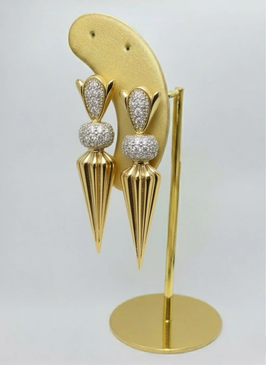 Konik Tasarımlı Lale Figürlü Sallantılı Küpe – Altın Renk Taş Detaylı