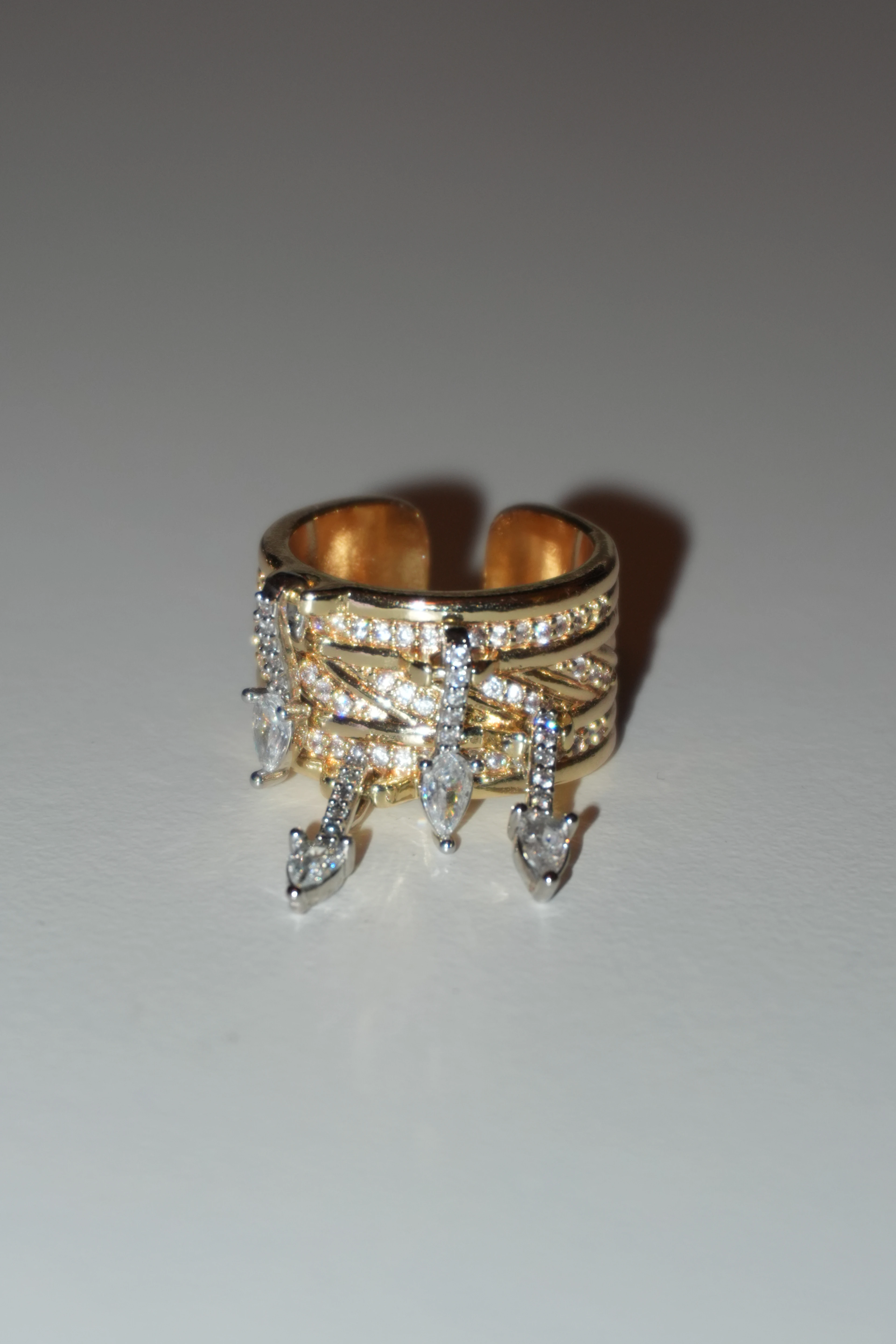 Luxe Sallantılı Taşlı Yüzük