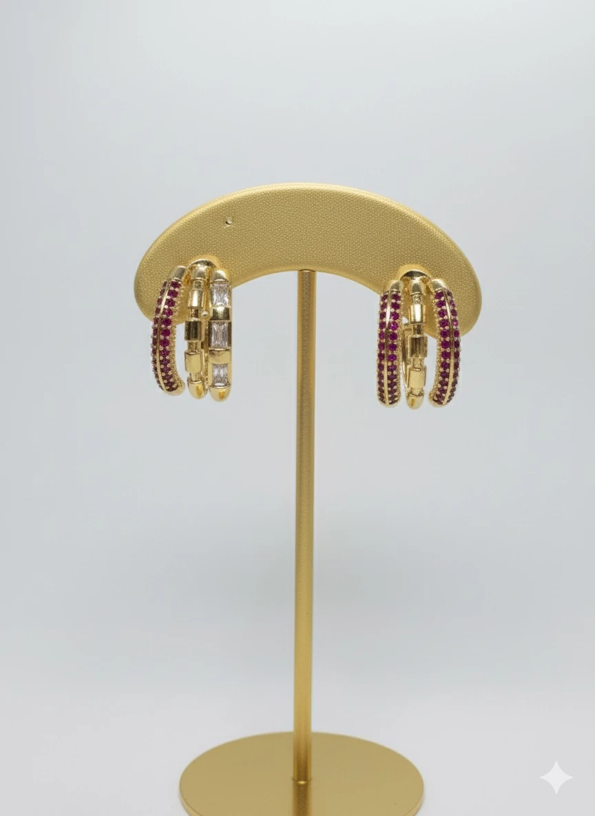 Üç Sıralı Baget Taşlı Halka Küpe – Beyaz & Pembe Taşlı, Işıltılı Altın Ton