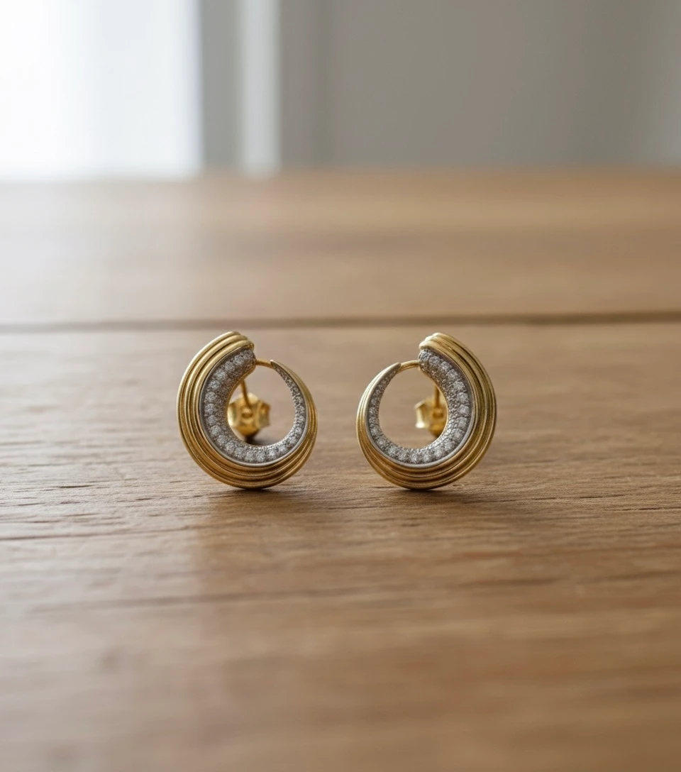 Yivli İçi Taşlı Halka Küpe – Altın Renk, Işıltılı Tasarım