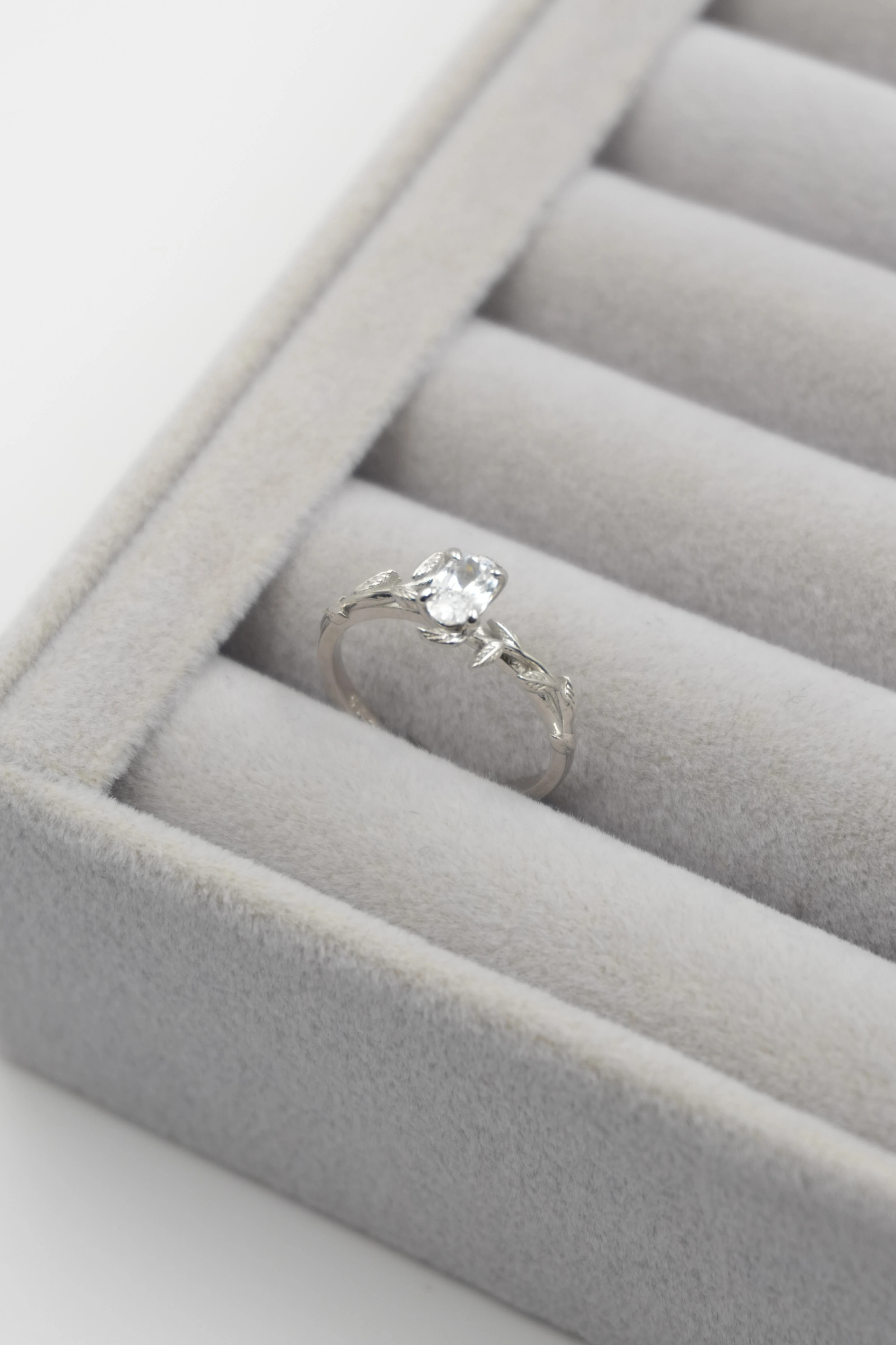 Alure Yaprak Detaylı Oval Tektaş Yüzük Ayarlanabilir | 925 Ayar Gümüş