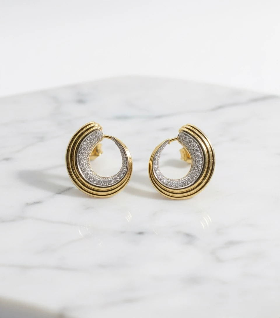 Yivli İçi Taşlı Halka Küpe – Altın Renk, Işıltılı Tasarım