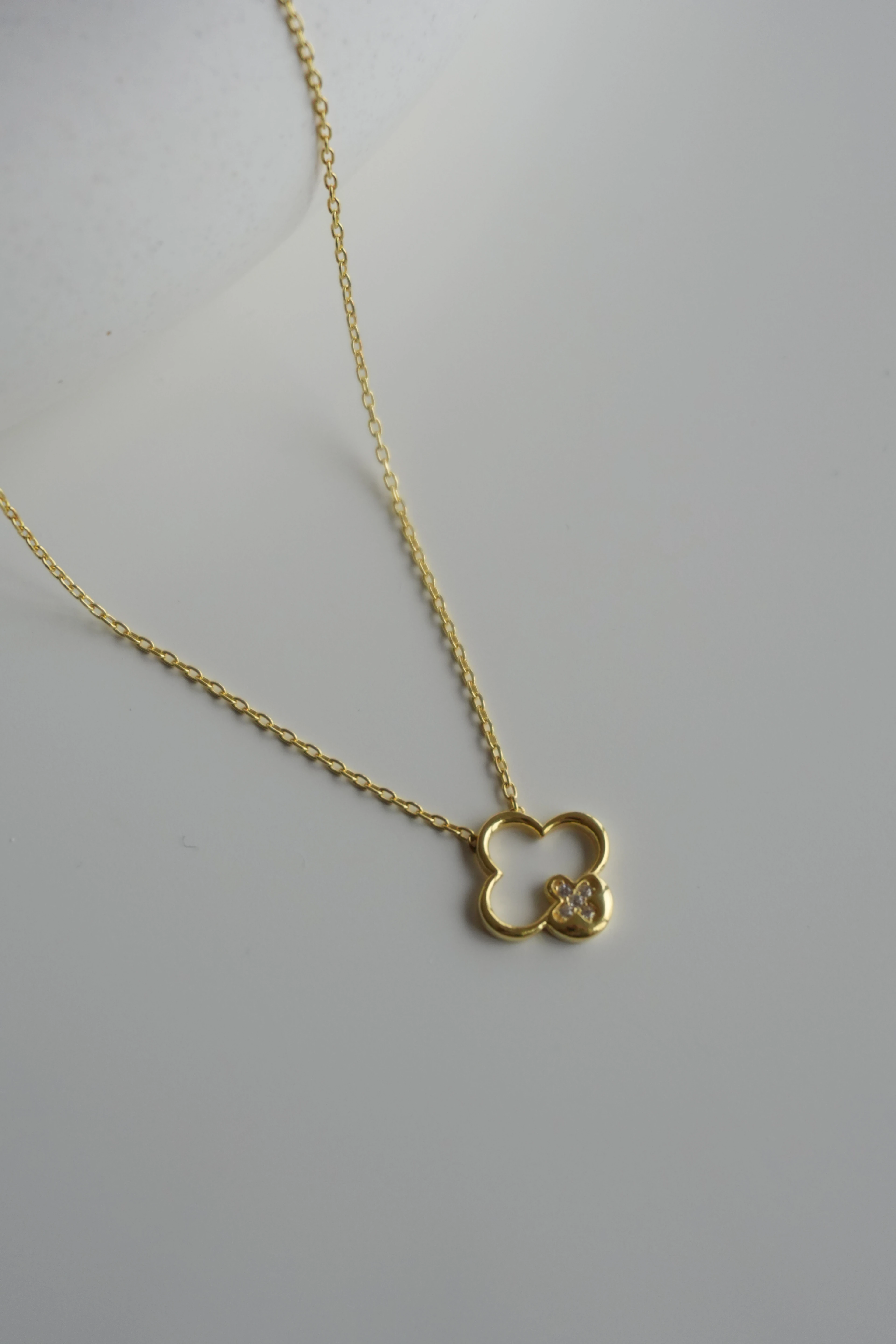 Elen Minimal Yonca Taşlı Kolye | 925 Ayar Gümüş