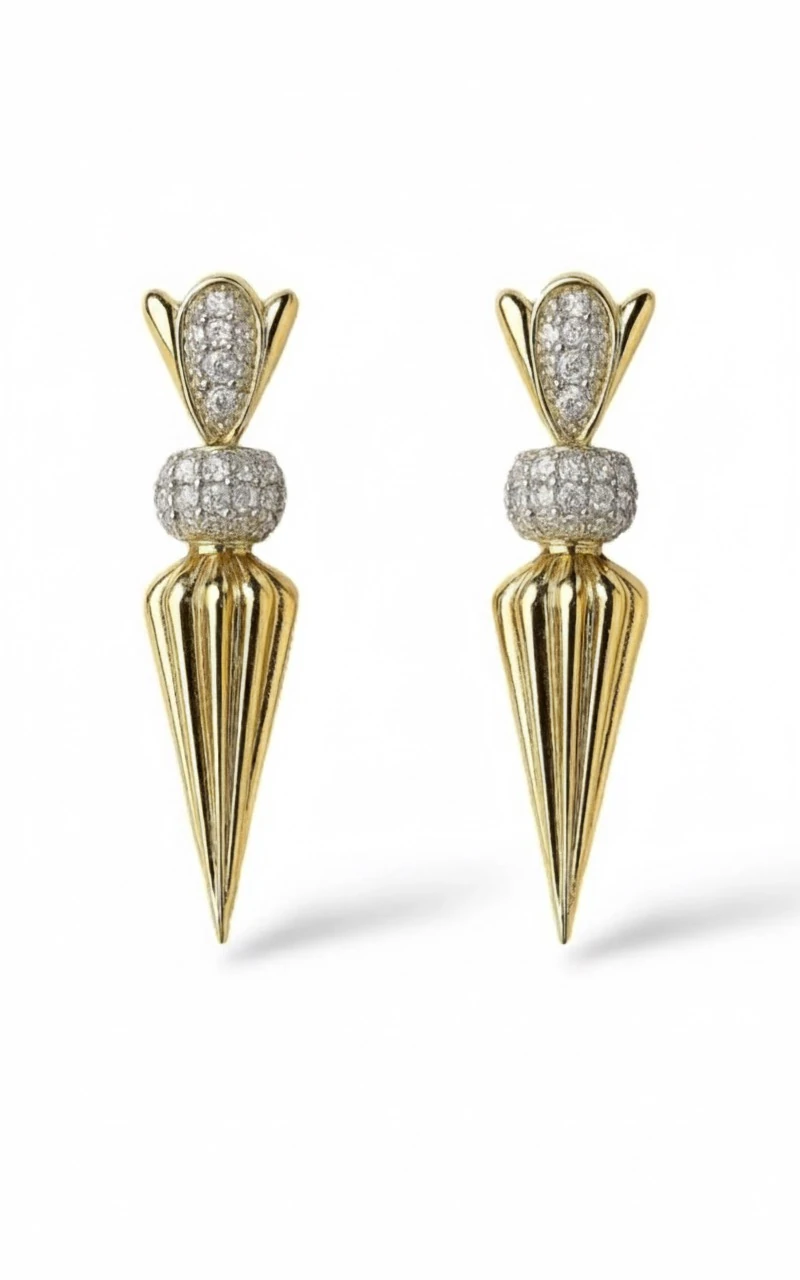 Konik Tasarımlı Lale Figürlü Sallantılı Küpe – Altın Renk Taş Detaylı