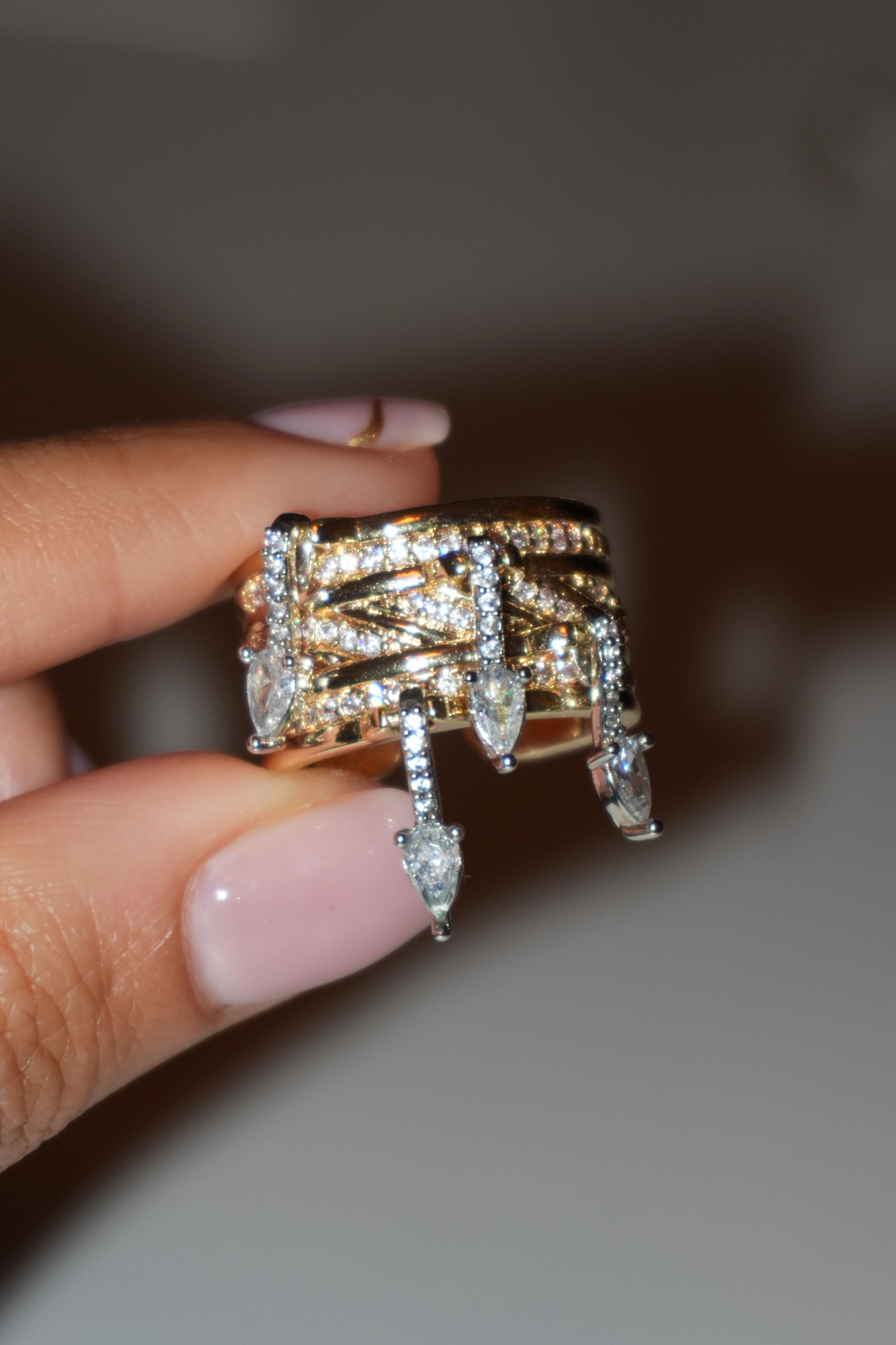 Luxe Sallantılı Taşlı Yüzük