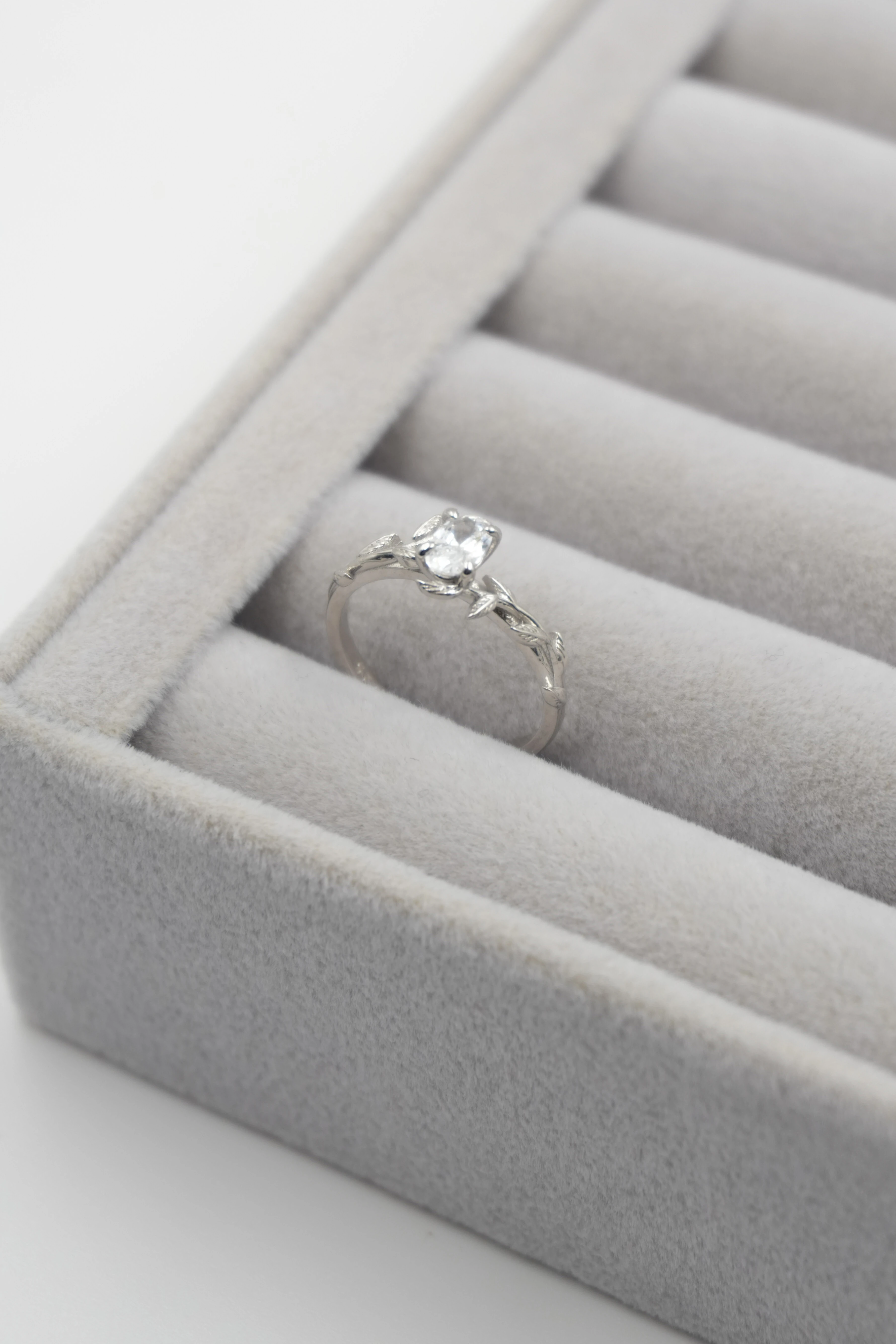 Alure Yaprak Detaylı Oval Tektaş Yüzük Ayarlanabilir | 925 Ayar Gümüş