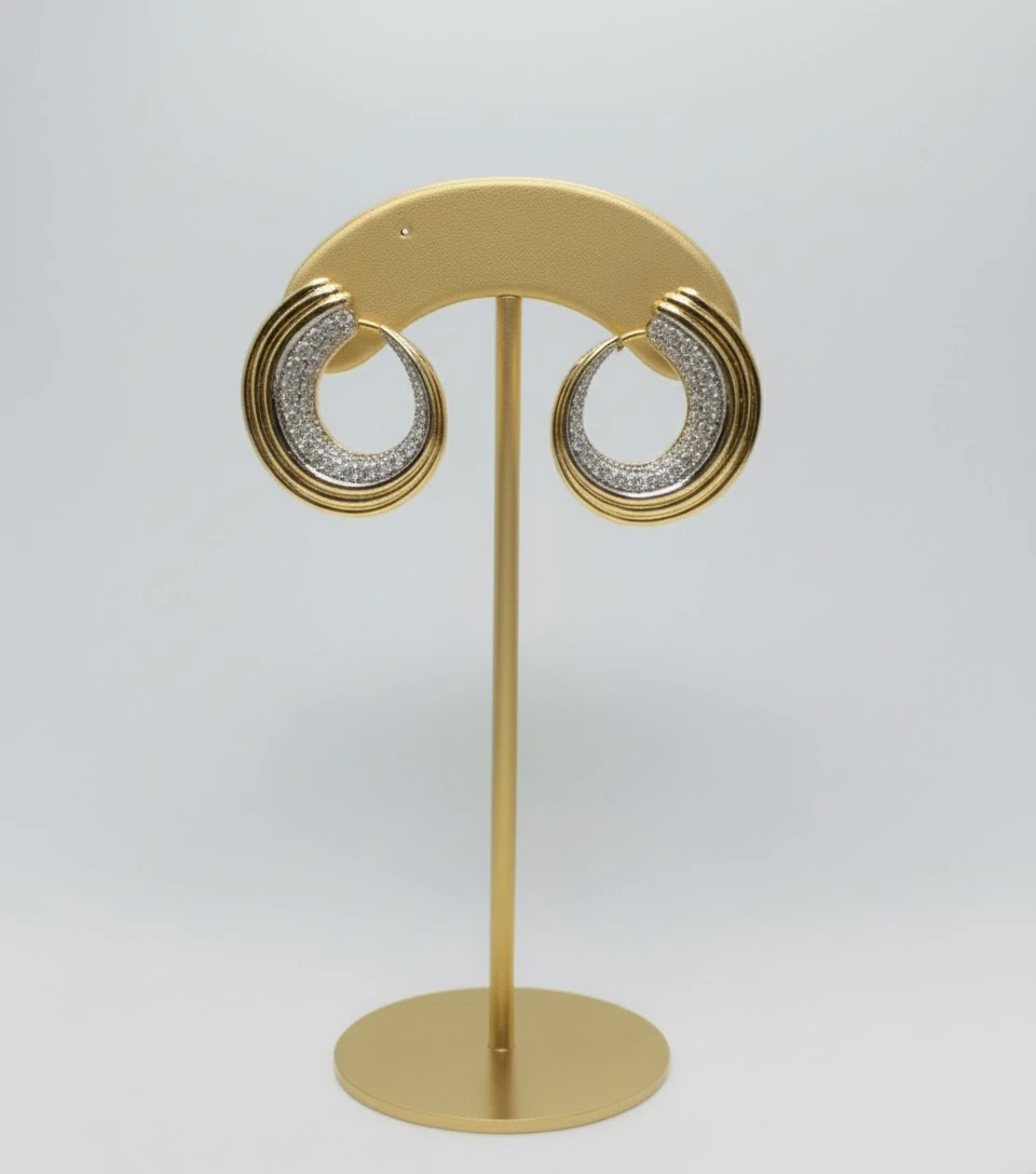 Yivli İçi Taşlı Halka Küpe – Altın Renk, Işıltılı Tasarım