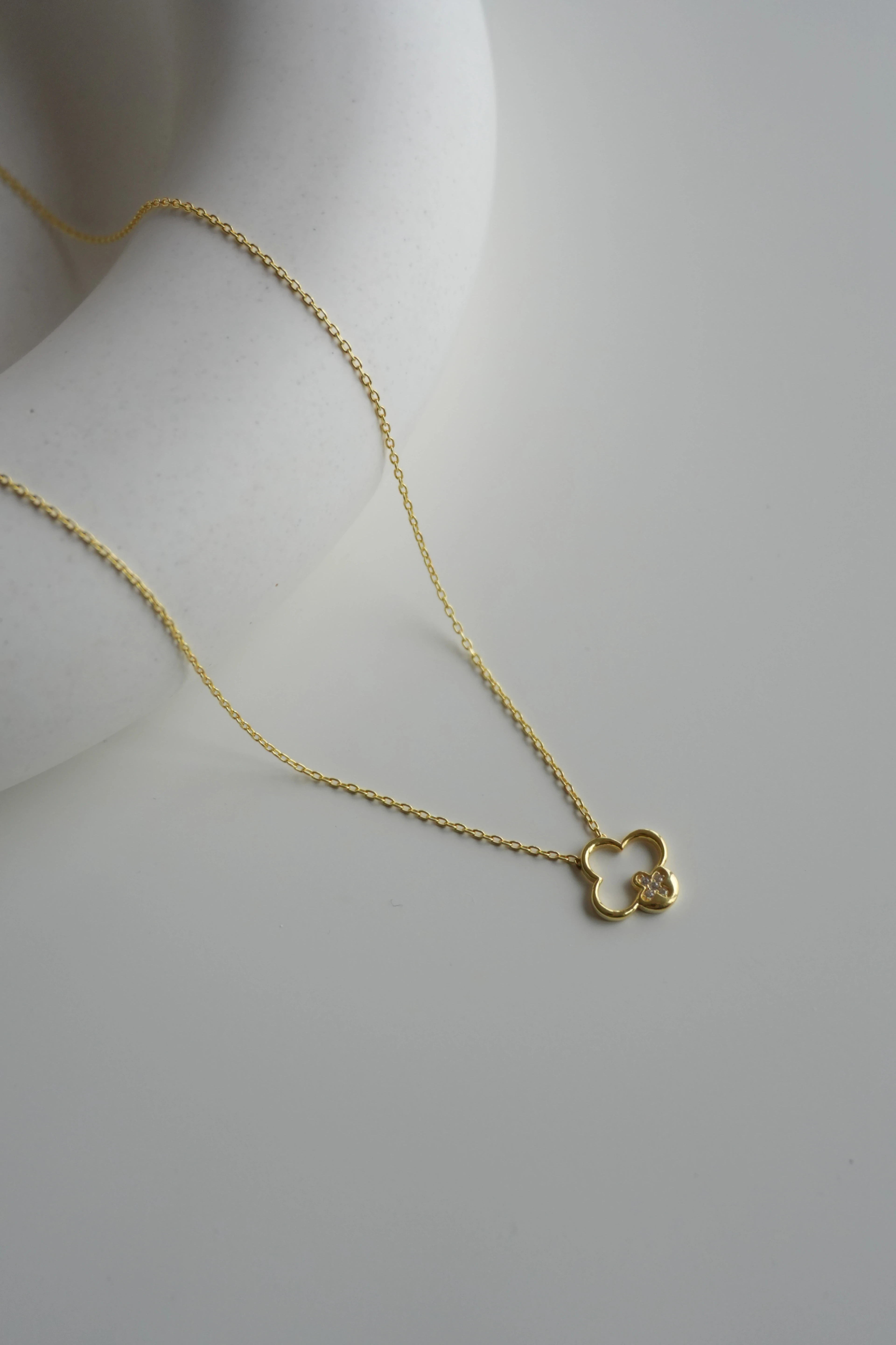 Elen Minimal Yonca Taşlı Kolye | 925 Ayar Gümüş