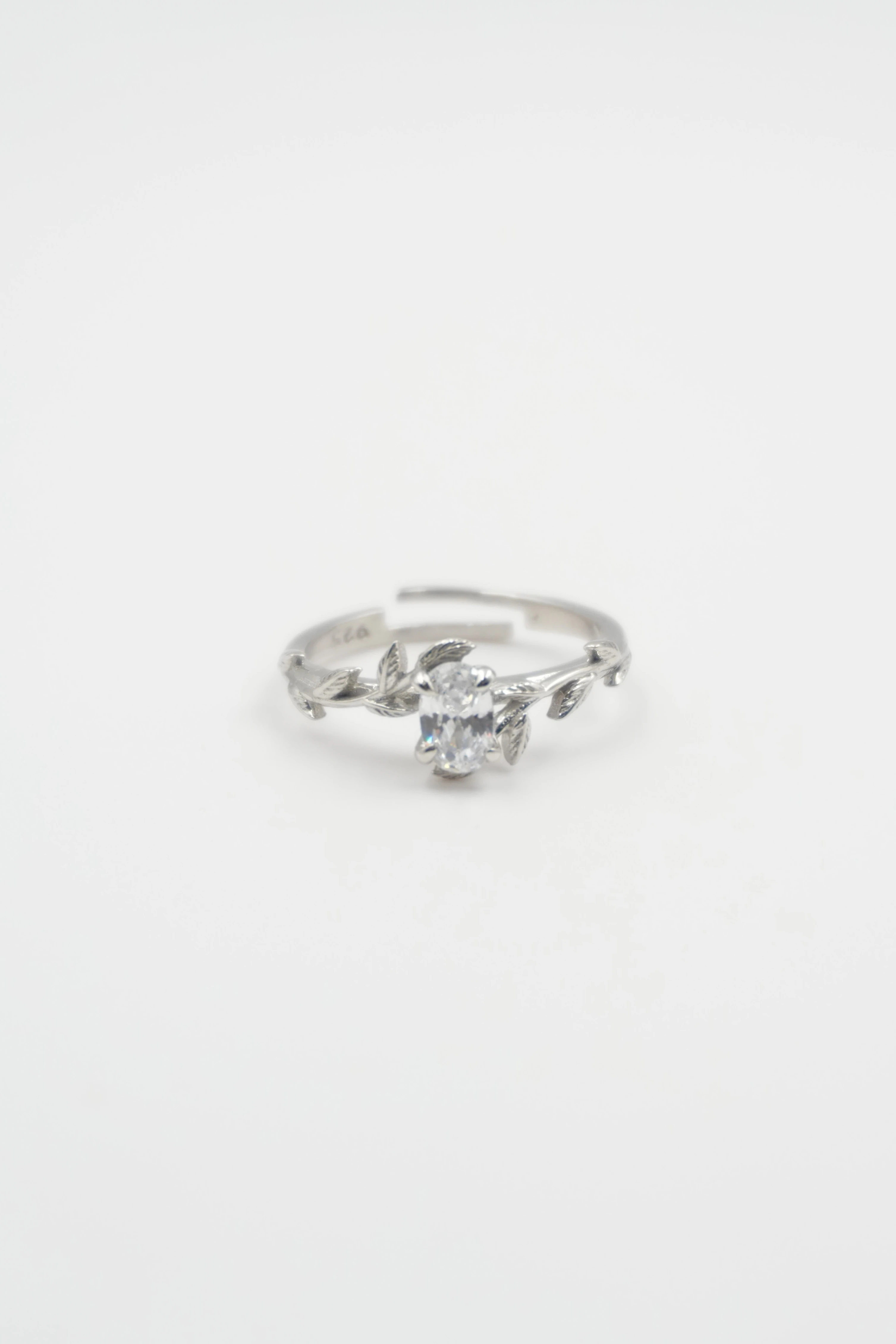 Alure Yaprak Detaylı Oval Tektaş Yüzük Ayarlanabilir | 925 Ayar Gümüş