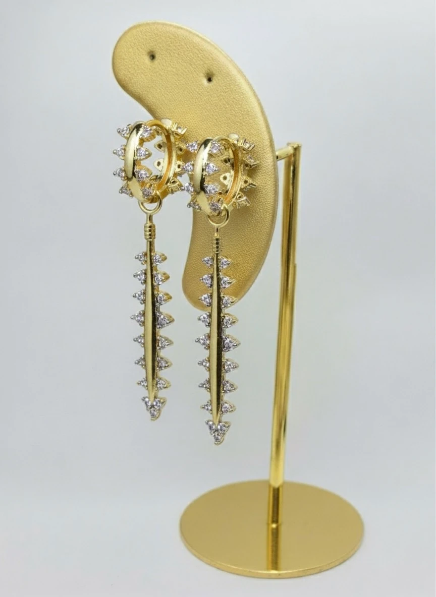 Altın Tonlu Dikenli Halka & Çubuk Küpe – Taş Detaylı Modern Tasarım