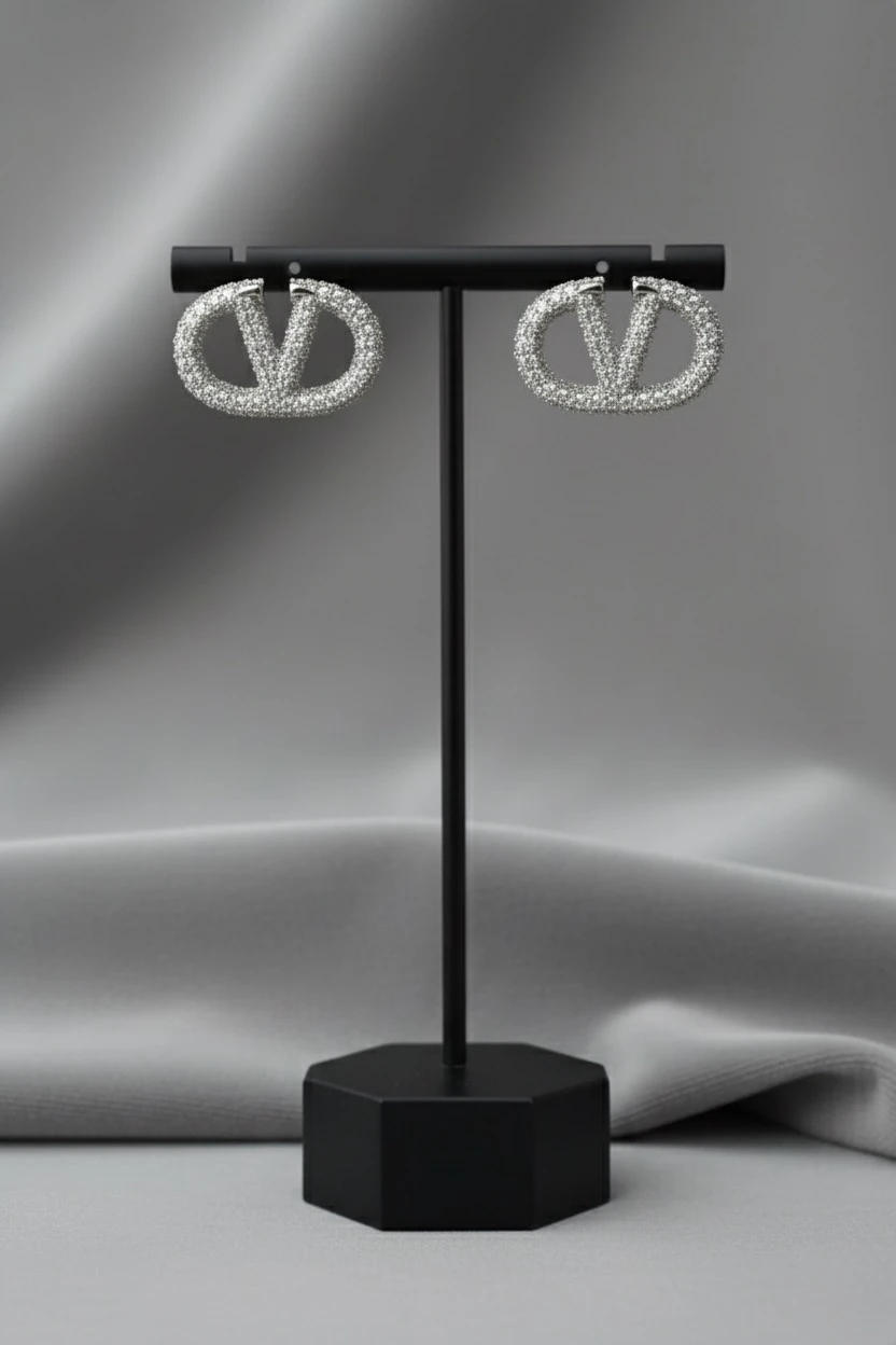 Pave Taşlı V Logolu Gümüş Renk Küpe – Oval Çerçeveli Zirkon Taşlı