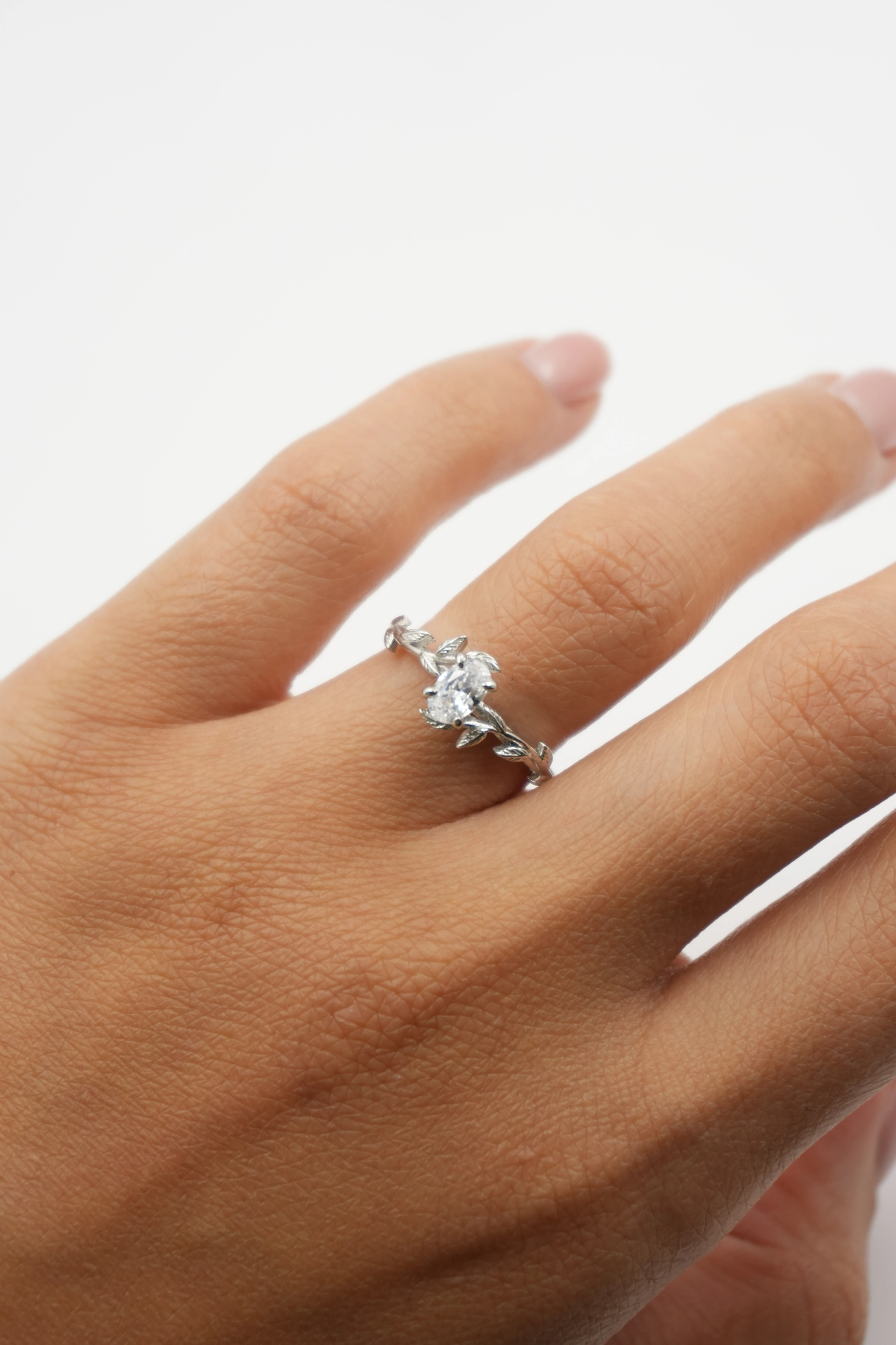 Alure Yaprak Detaylı Oval Tektaş Yüzük Ayarlanabilir | 925 Ayar Gümüş