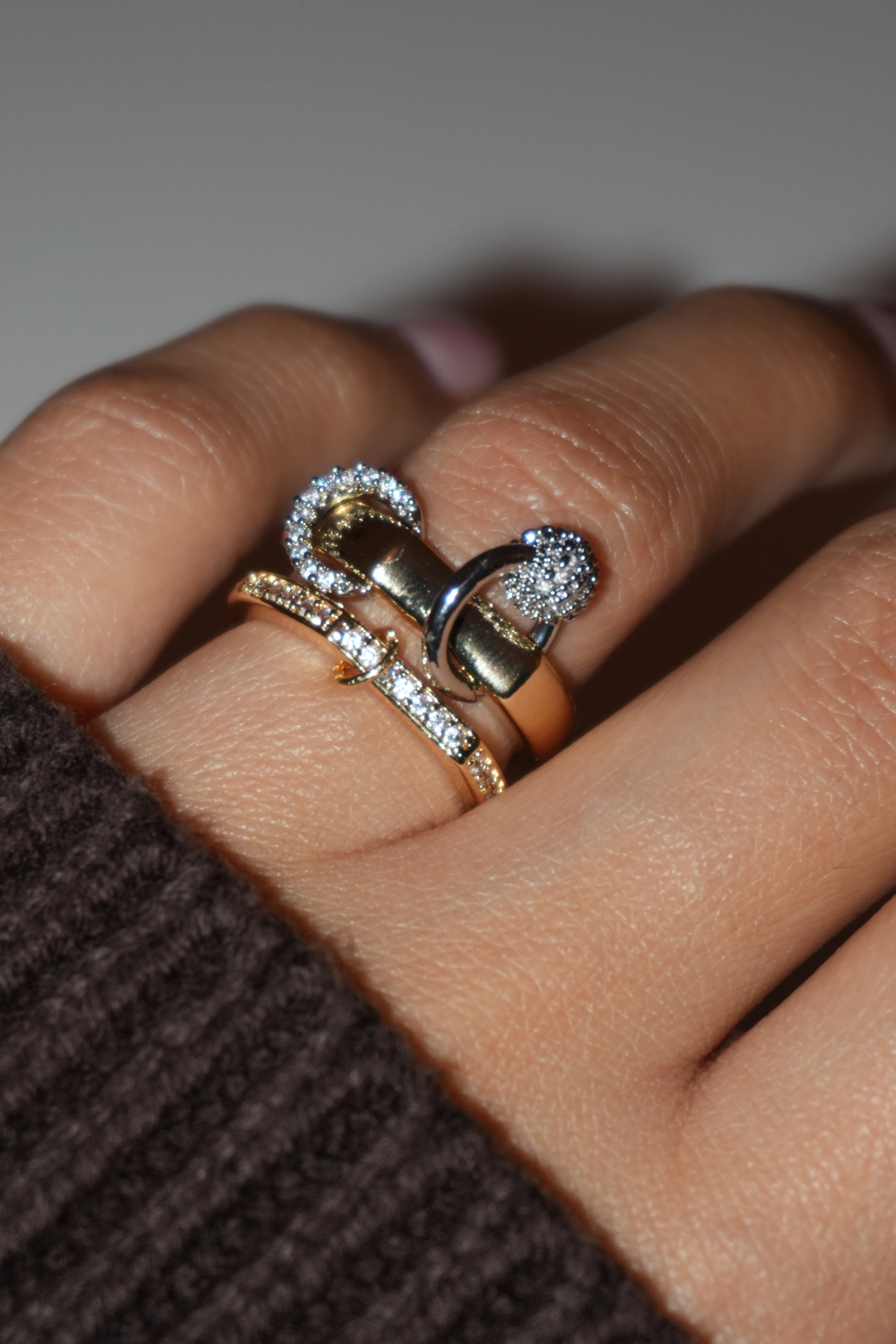 Cubic Sallantılı Taşlı Yüzük