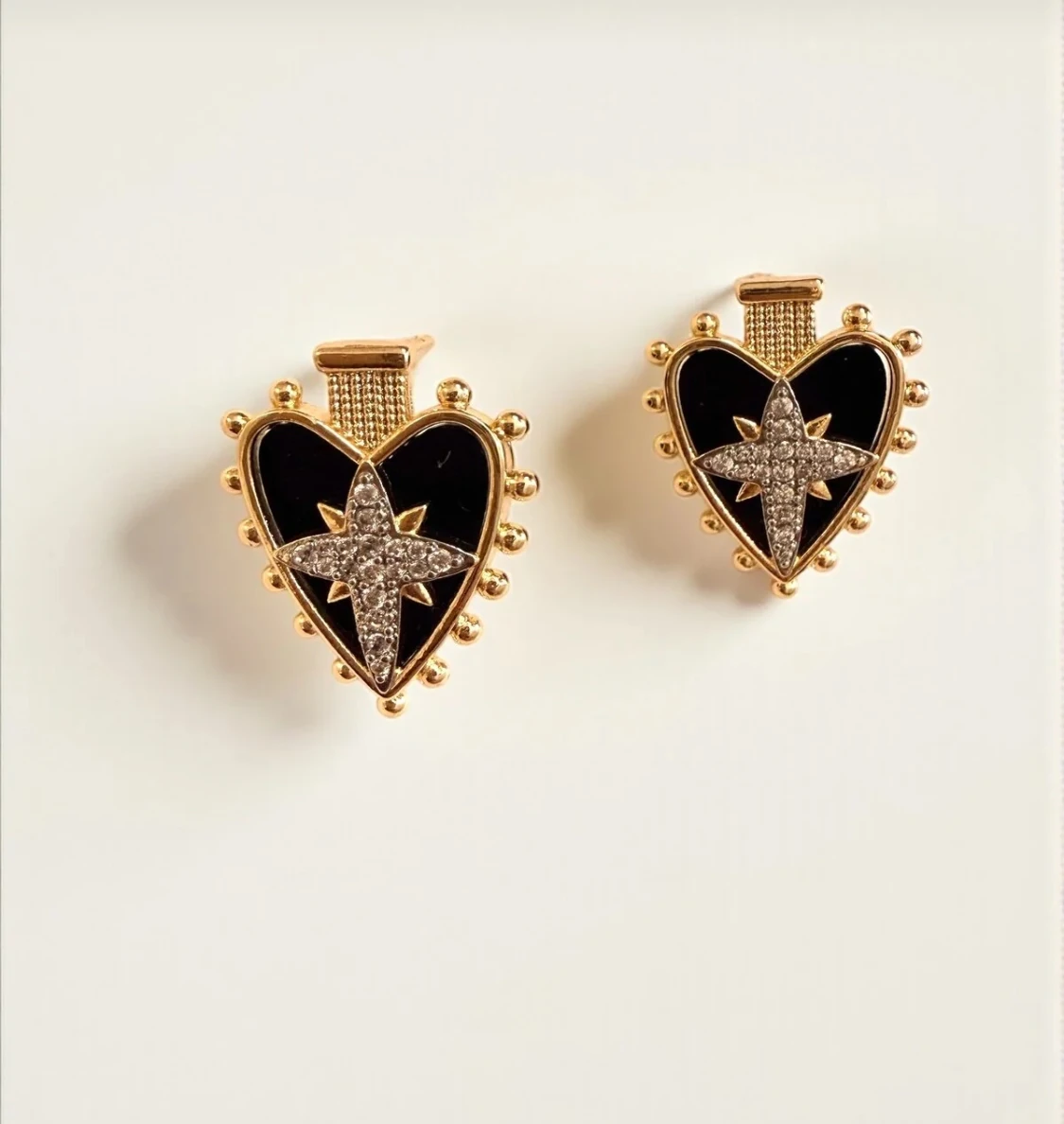 Siyah Mineli Beyaz Taşlı Küpe – Siyah Yıldız ve Kalp Detaylı, Altın Ton