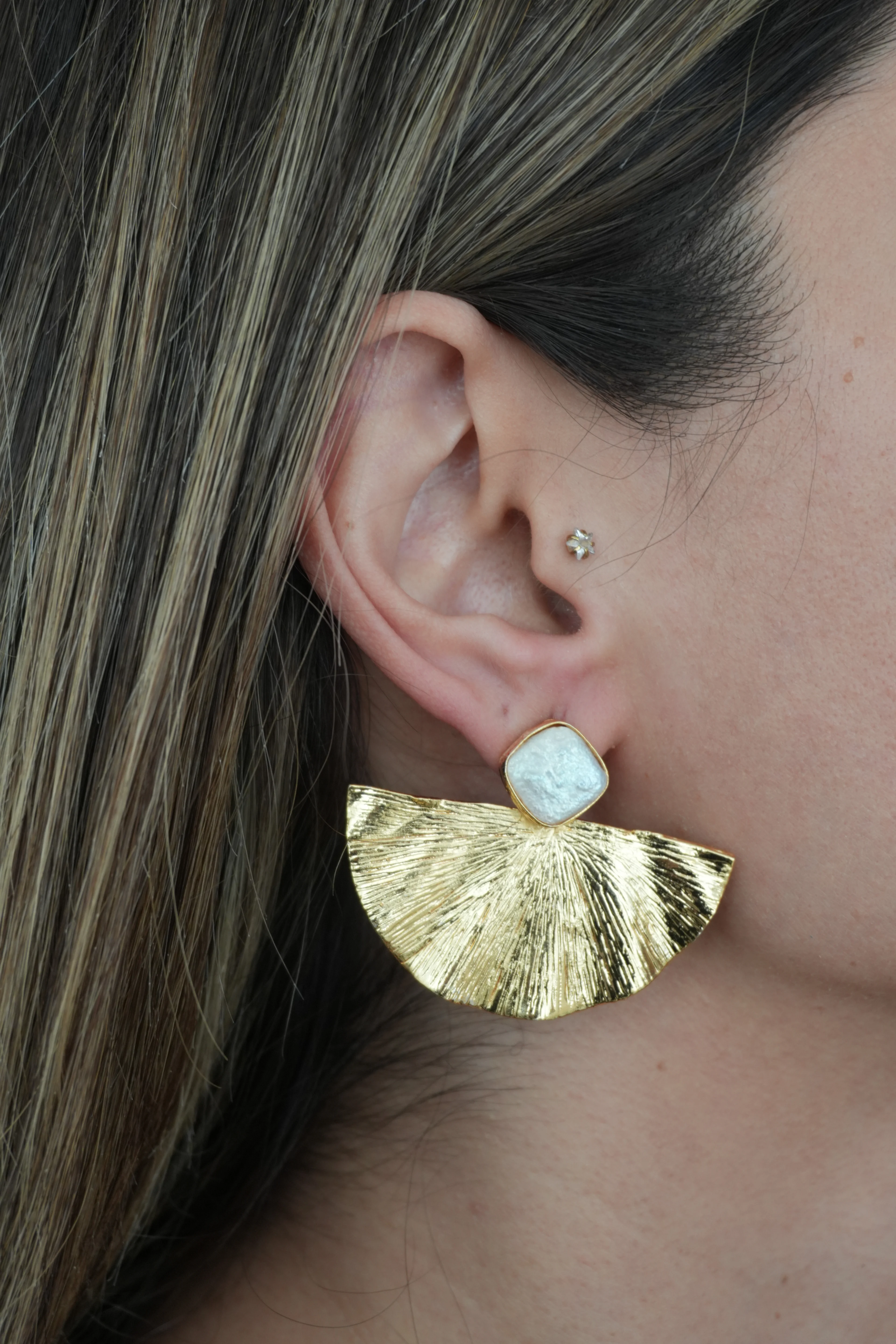 Yelpaze Doğal Taş Sedefli Küpe