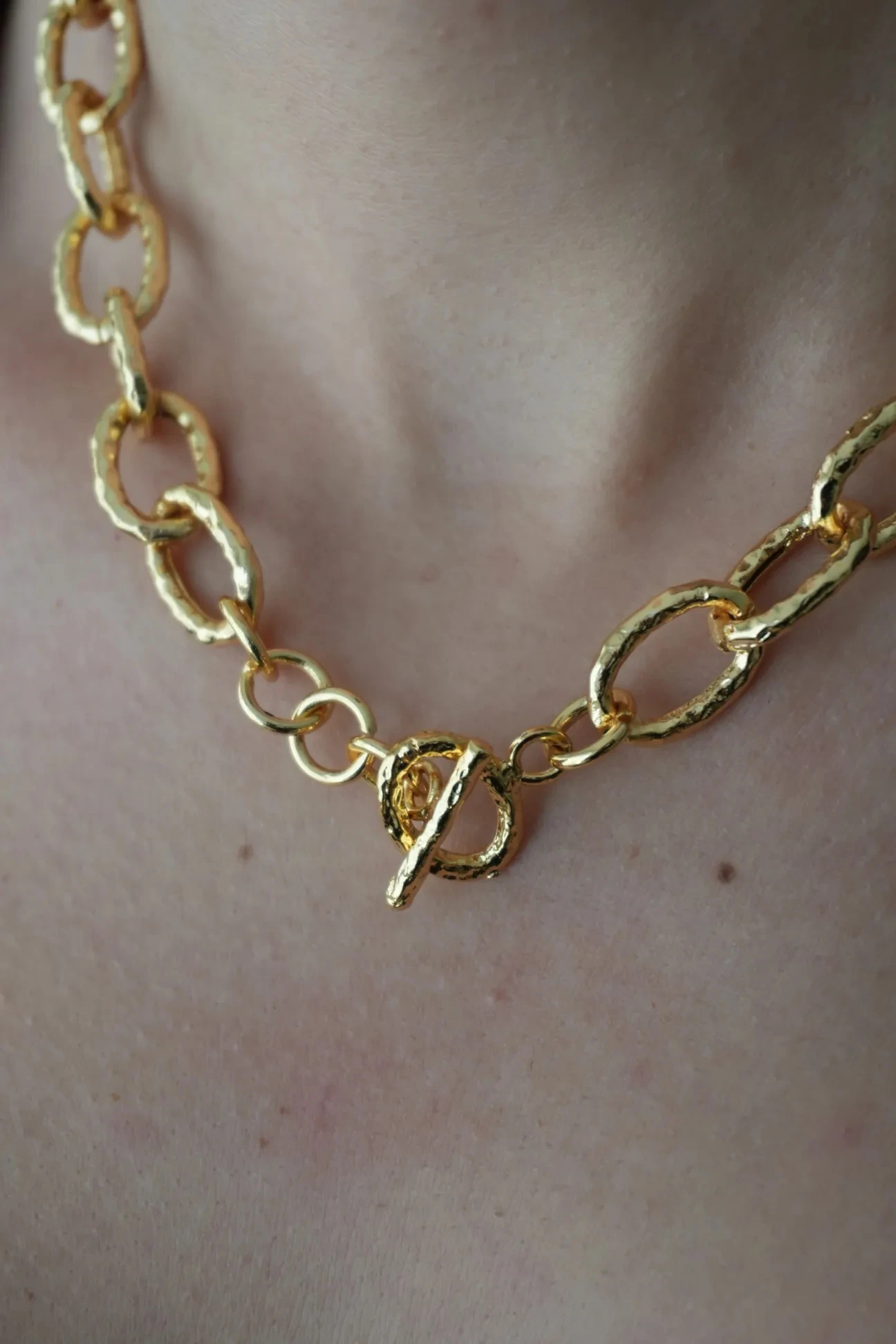 Hammered Organik Elle Dövülmüş T Kilit Kolye