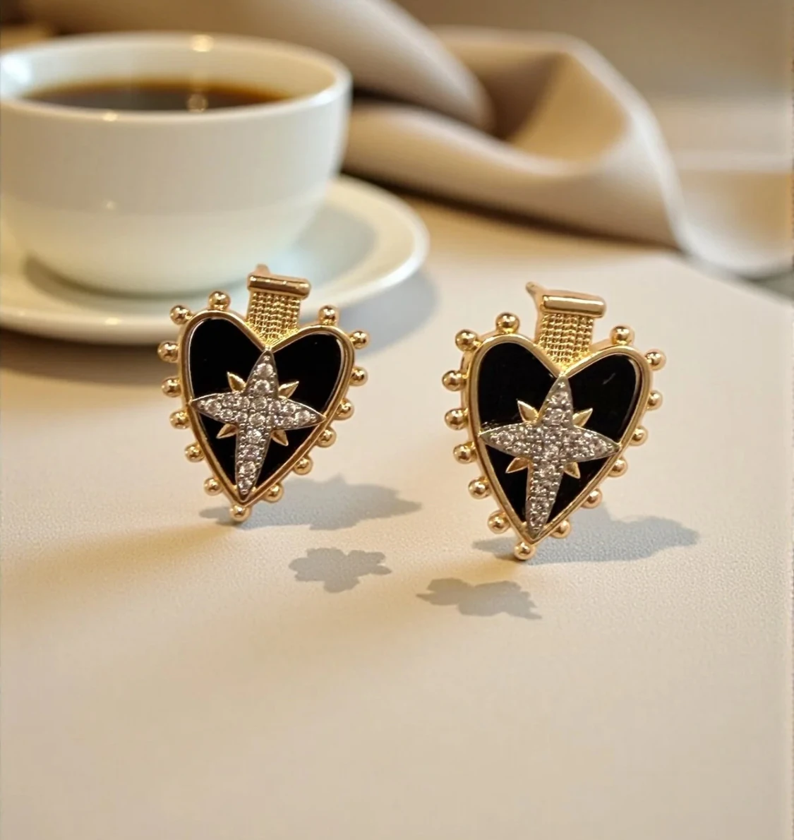 Siyah Mineli Beyaz Taşlı Küpe – Siyah Yıldız ve Kalp Detaylı, Altın Ton